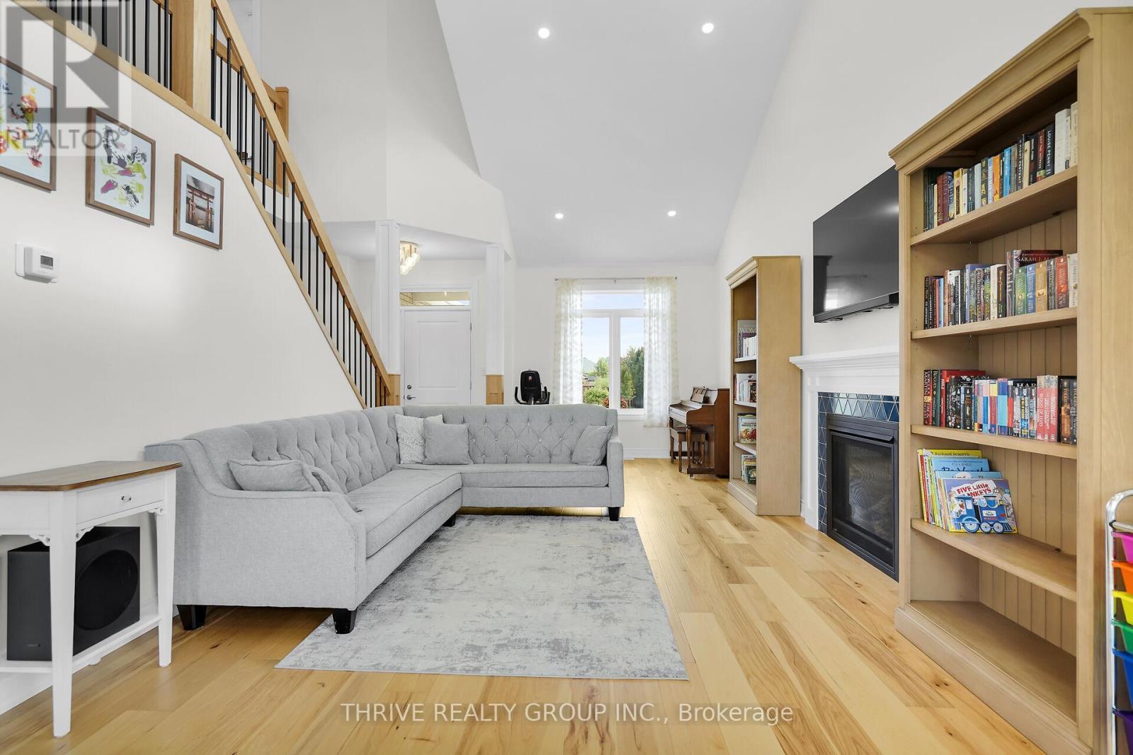 3 Elliot Street, Strathroy-Caradoc (Se), ON - Indoor Photo Showing Living Room With Fireplace