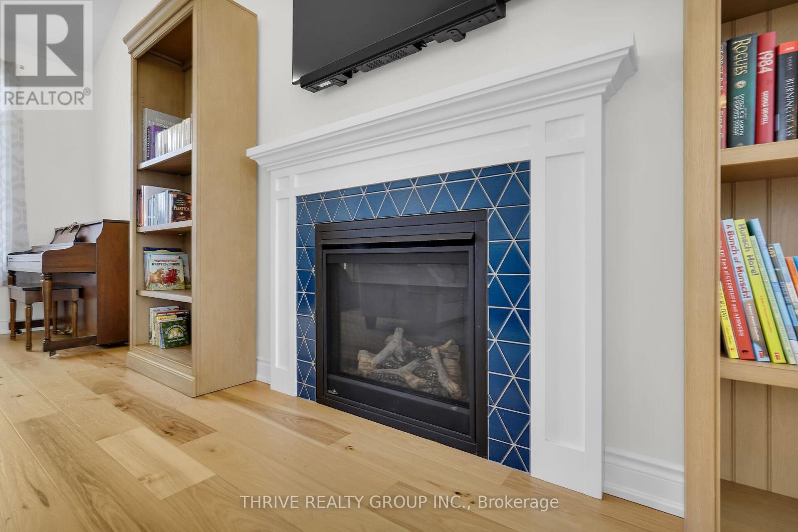 3 Elliot Street, Strathroy-Caradoc (Se), ON - Indoor With Fireplace