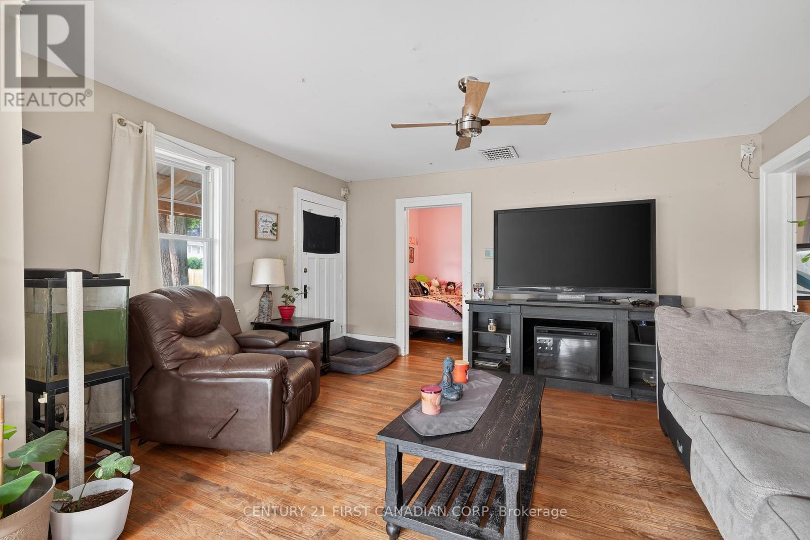 247 Ridout Street, West Elgin (Rodney), ON - Indoor Photo Showing Living Room