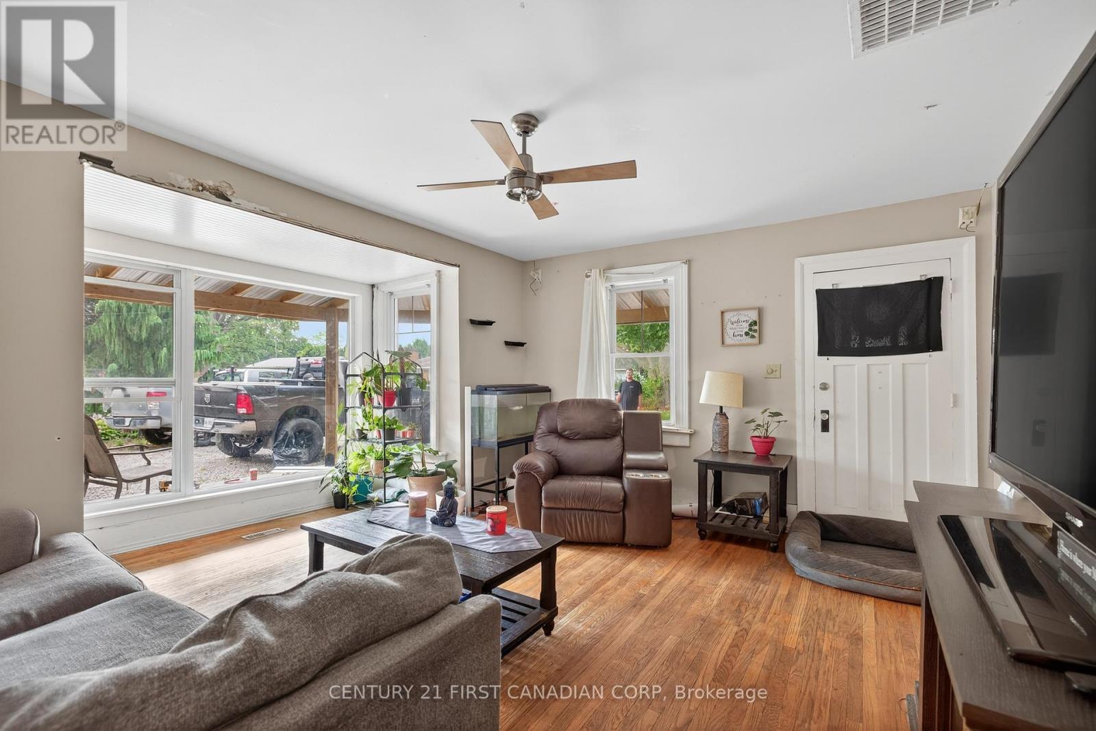 247 Ridout Street, West Elgin (Rodney), ON - Indoor Photo Showing Living Room