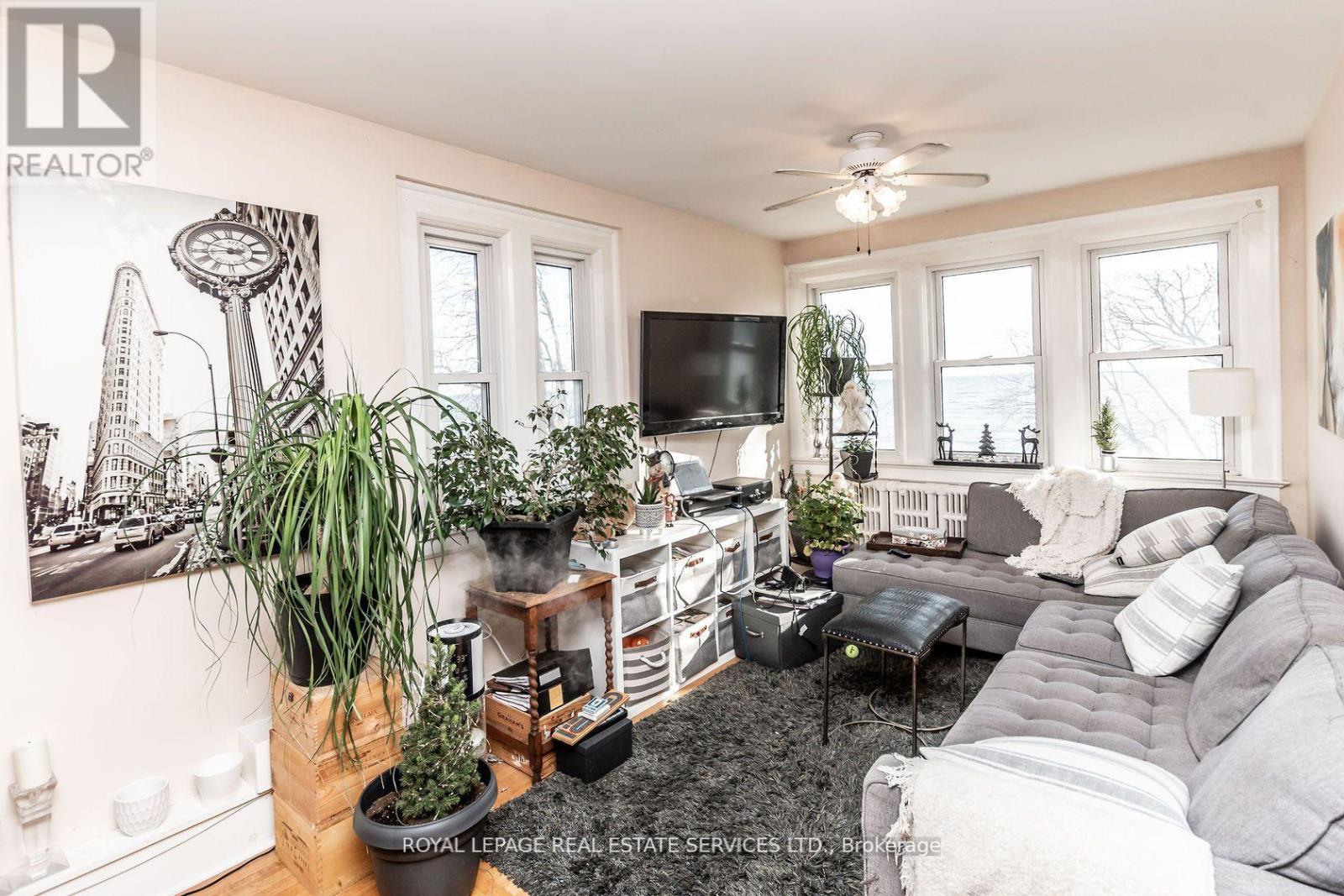 2707 Lake Shore Boulevard W, Toronto, ON - Indoor Photo Showing Living Room