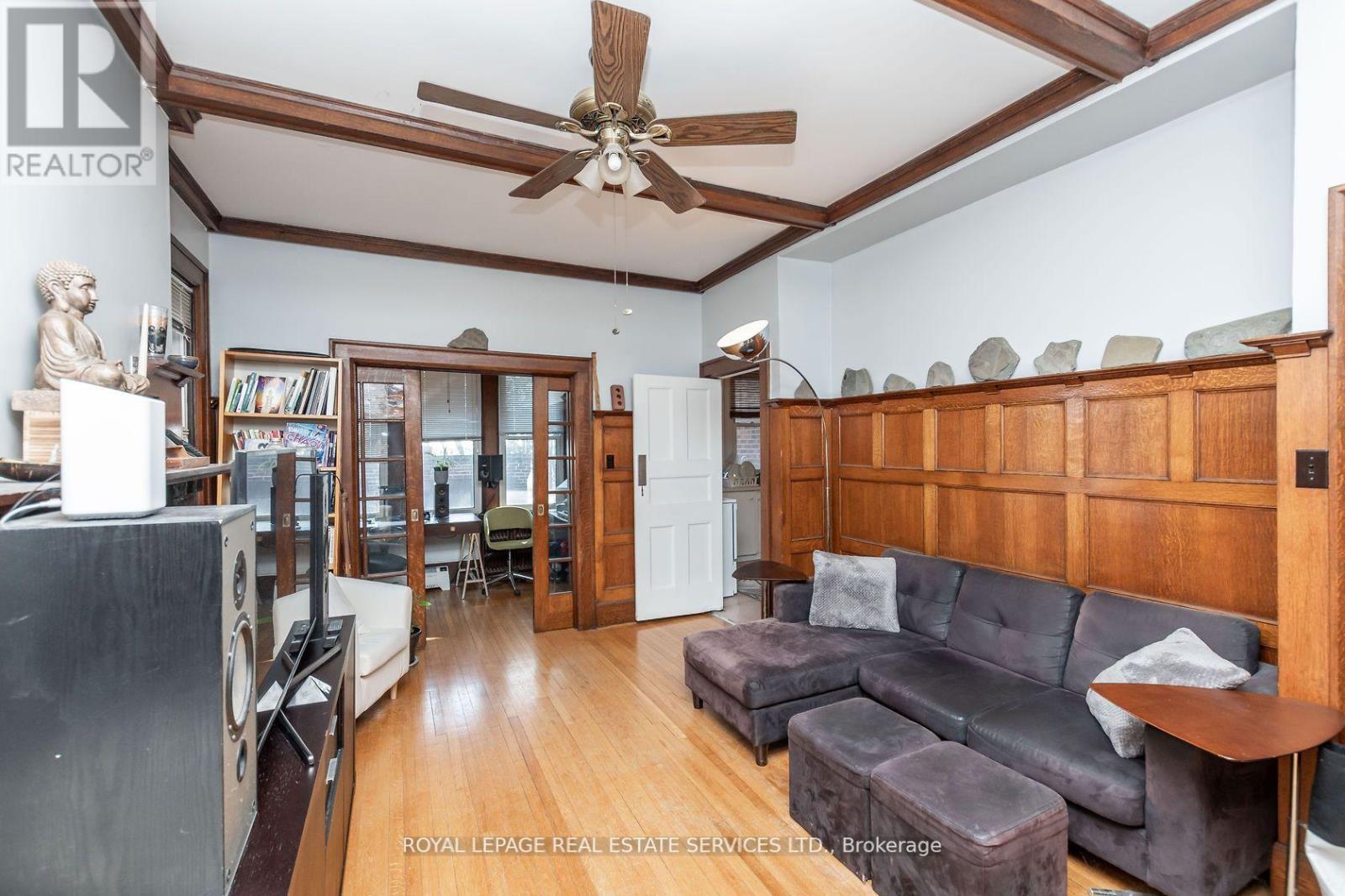 2707 Lake Shore Boulevard W, Toronto, ON - Indoor Photo Showing Living Room