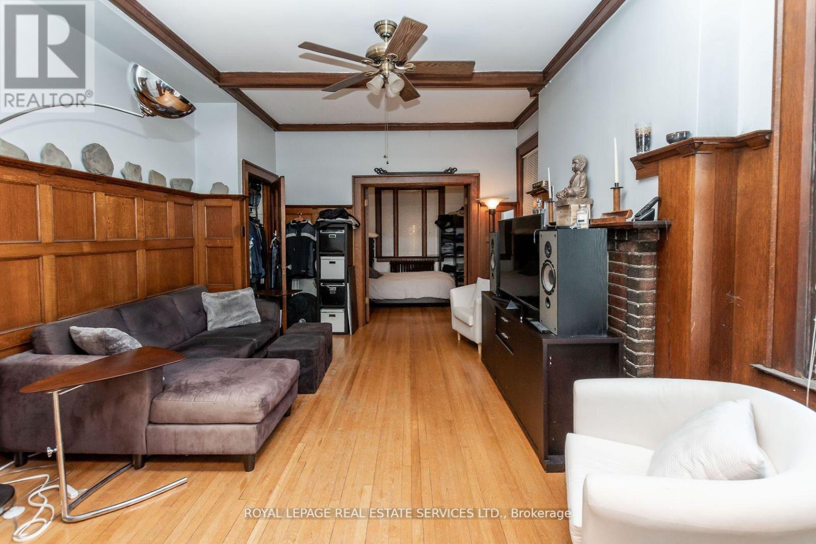 2707 Lake Shore Boulevard W, Toronto, ON - Indoor Photo Showing Living Room