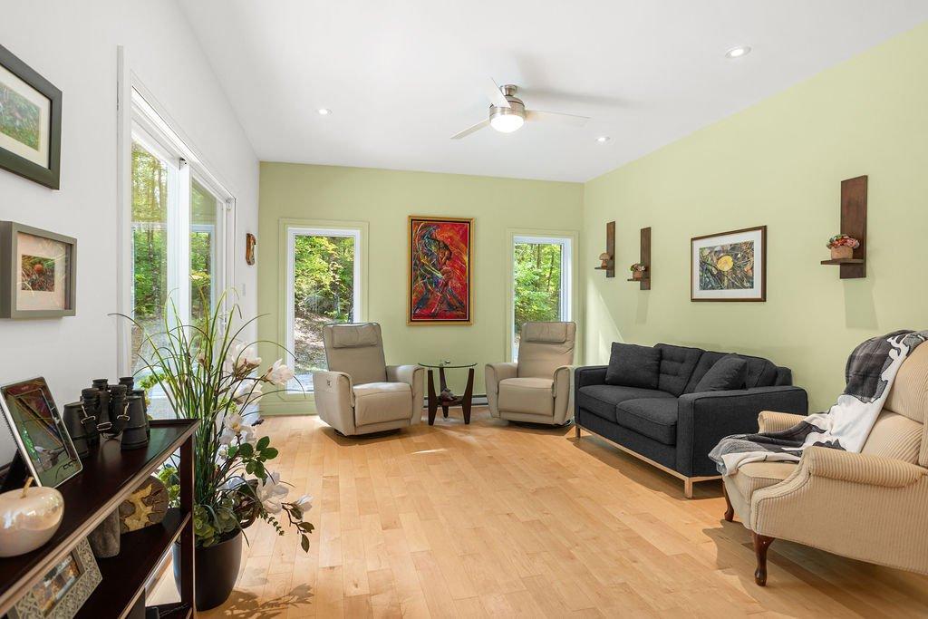 Living room - 37 Ch. Stephenson, Gore, QC - Indoor Photo Showing Living Room