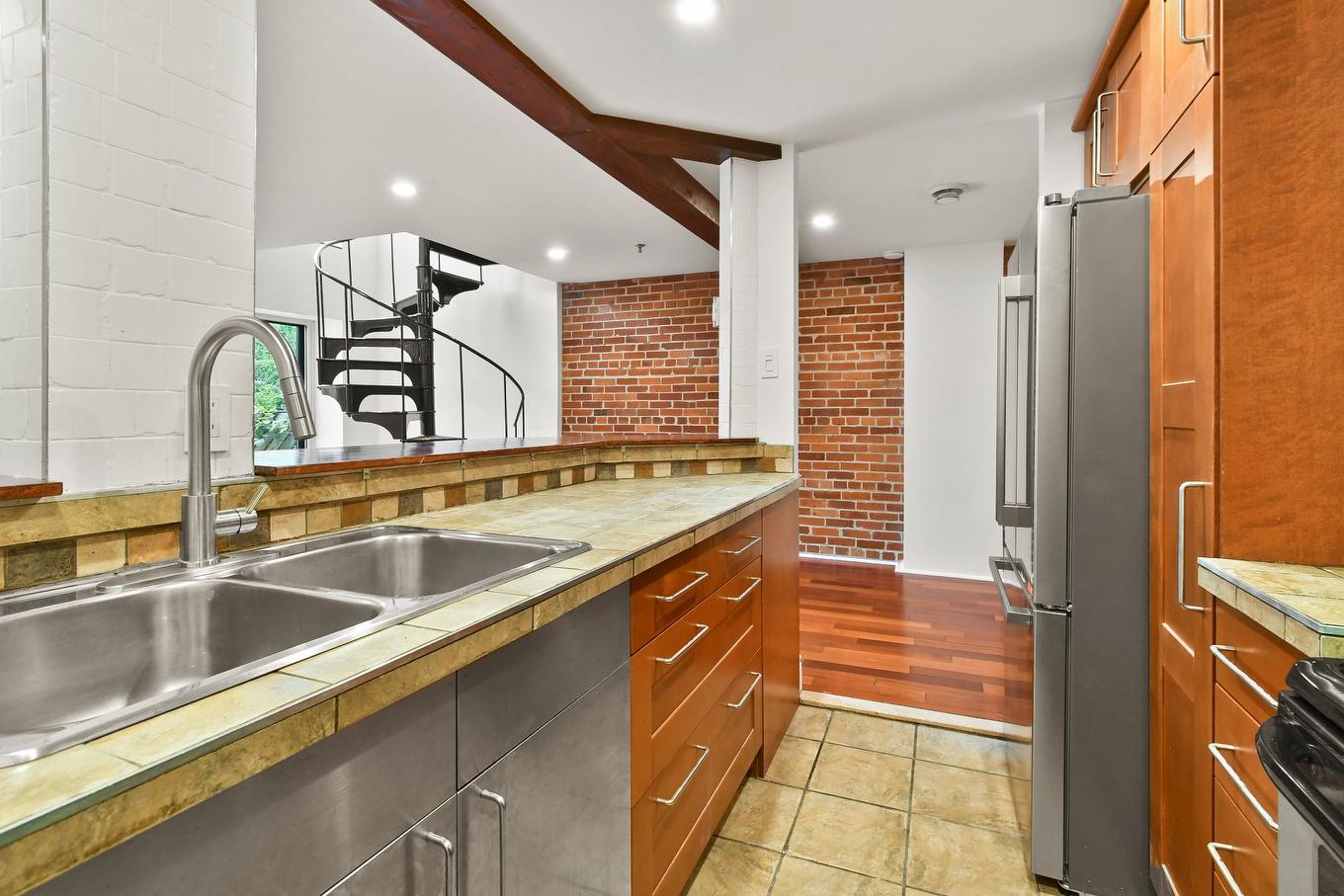 Kitchen - 106-869 Av. Viger E., Montréal (Ville-Marie), QC - Indoor Photo Showing Kitchen With Double Sink