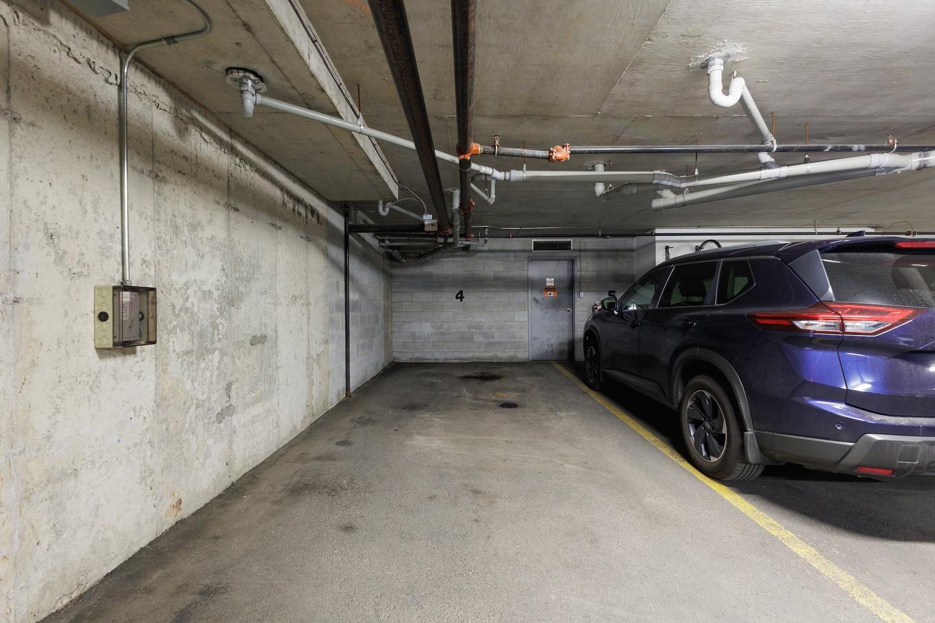 Stationnement - 304-6455 Av. Somerled, Montréal (Côte-Des-Neiges/Notre-Dame-De-Grâce), QC - Indoor Photo Showing Garage