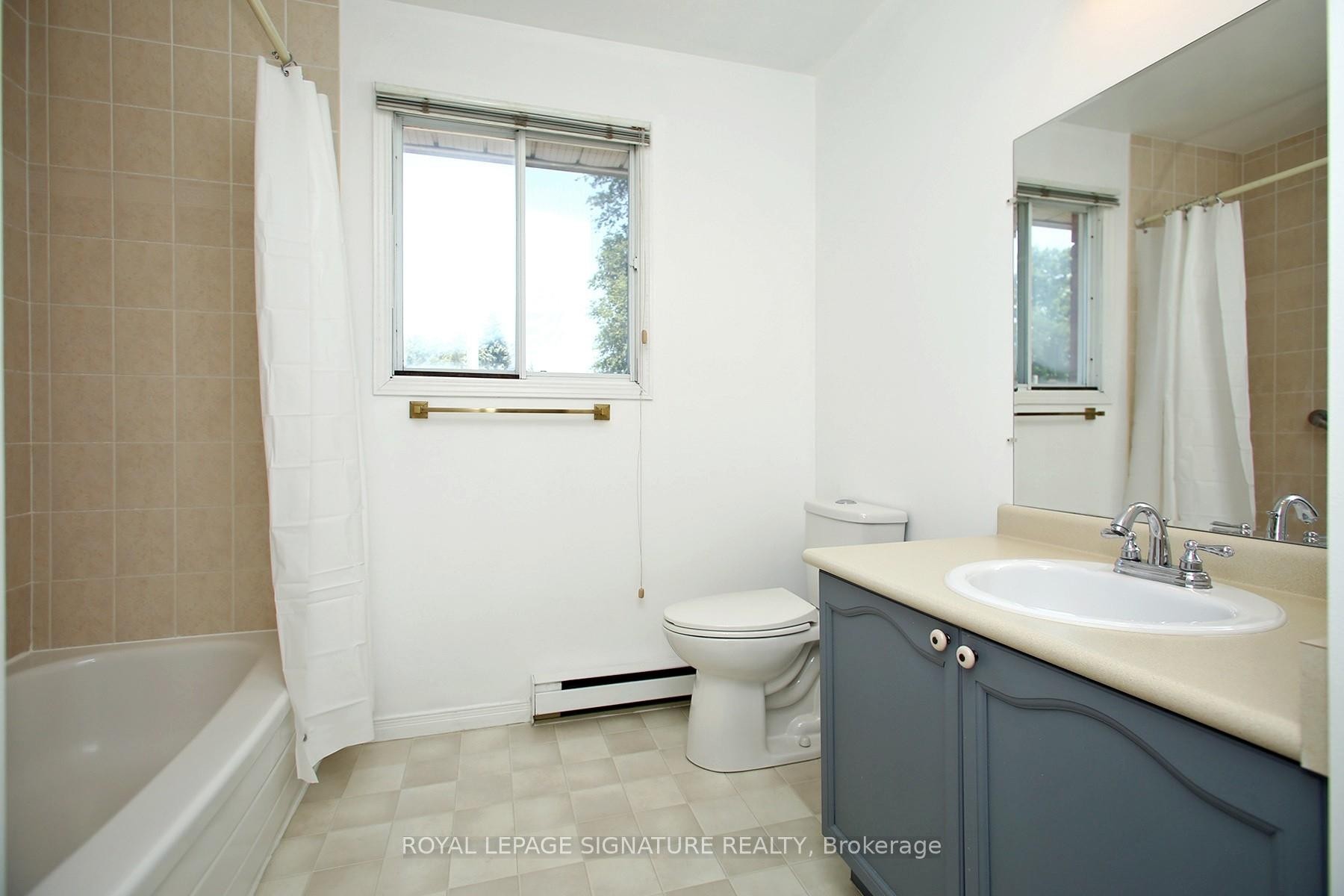 #4-42 Tecumseh Avenue, Oshawa, ON - Indoor Photo Showing Bathroom