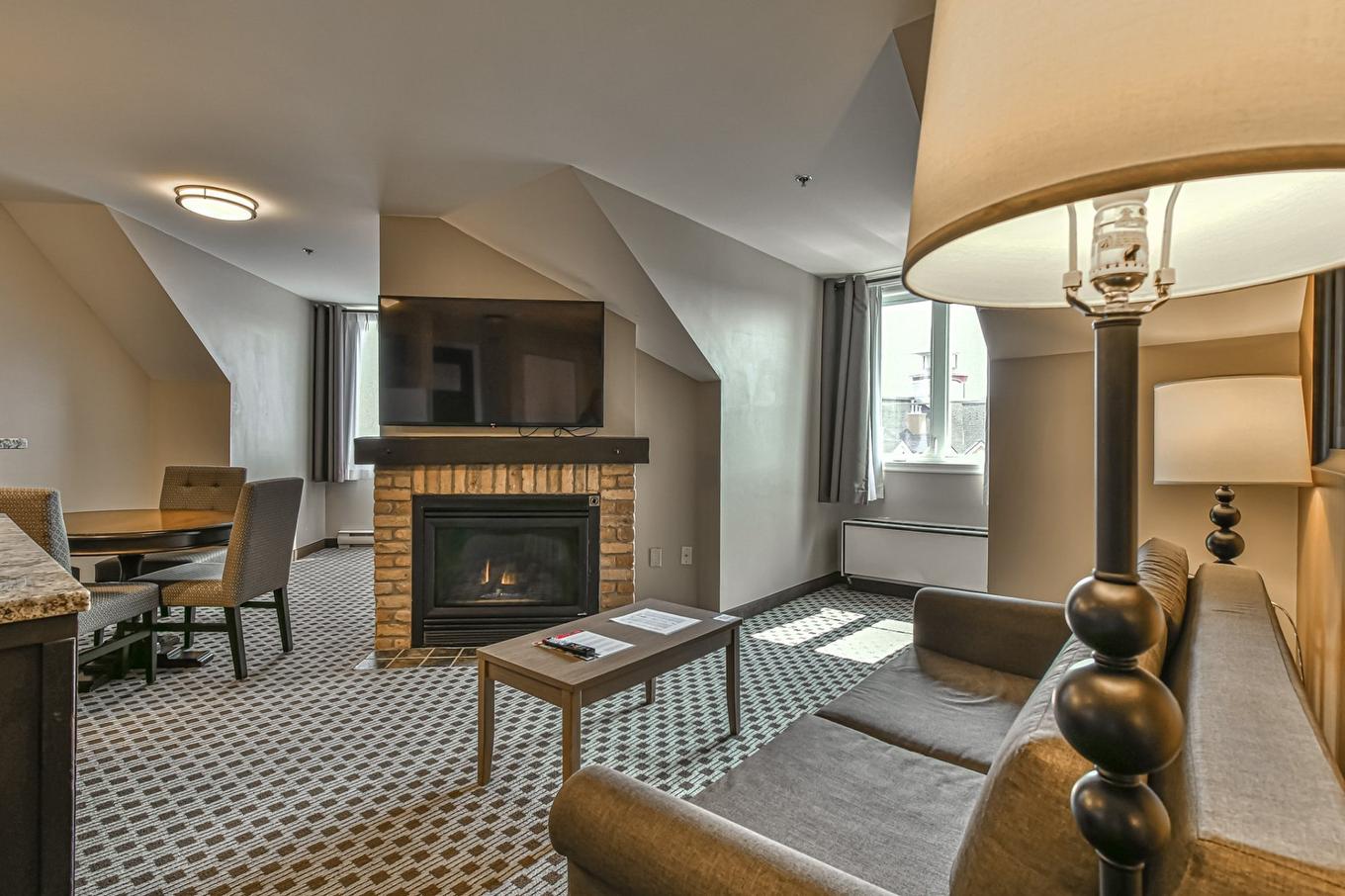 Vue d'ensemble - 441-160 Ch. Du Curé-Deslauriers, Mont-Tremblant, QC - Indoor Photo Showing Living Room With Fireplace