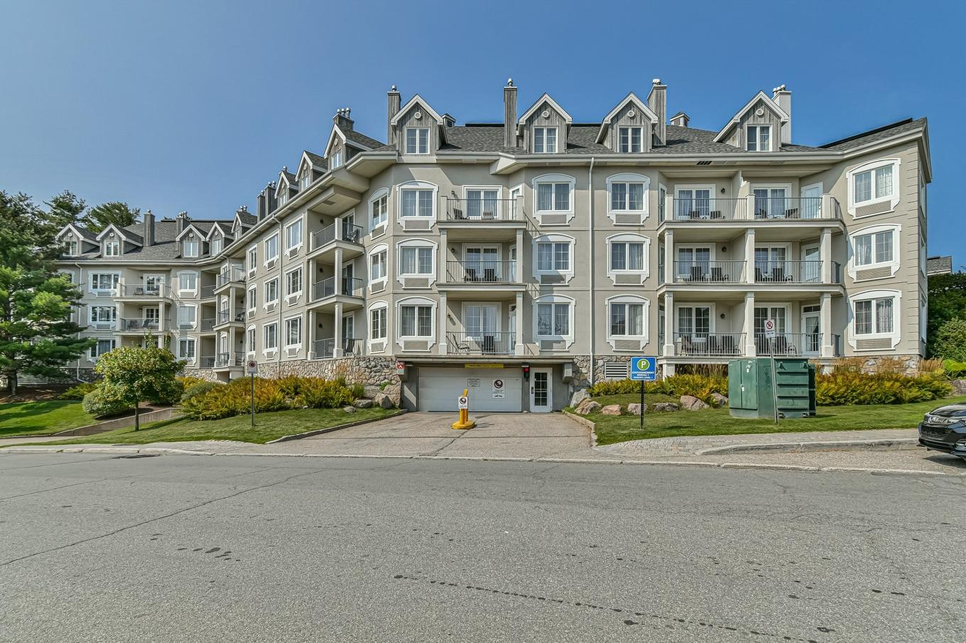 Stationnement - 441-160 Ch. Du Curé-Deslauriers, Mont-Tremblant, QC - Outdoor With Facade