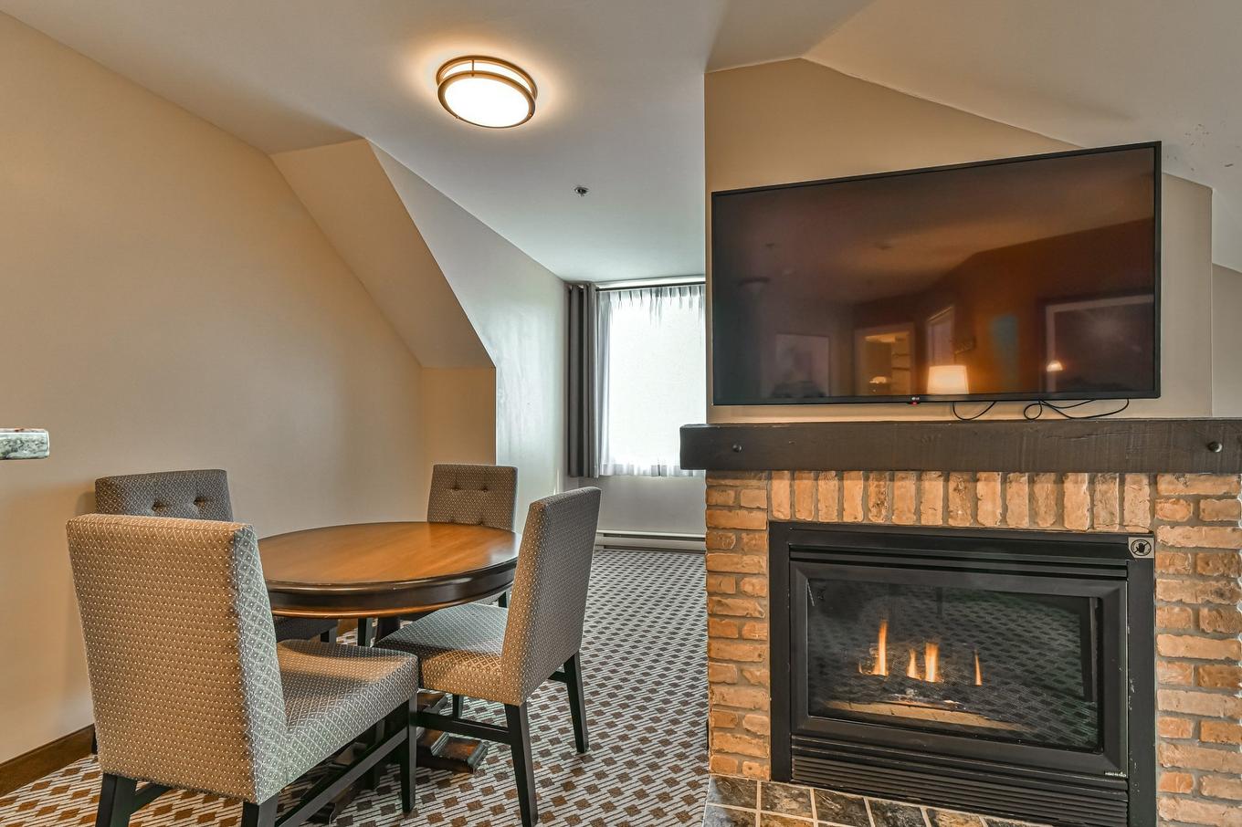 Salle à manger - 441-160 Ch. Du Curé-Deslauriers, Mont-Tremblant, QC - Indoor With Fireplace