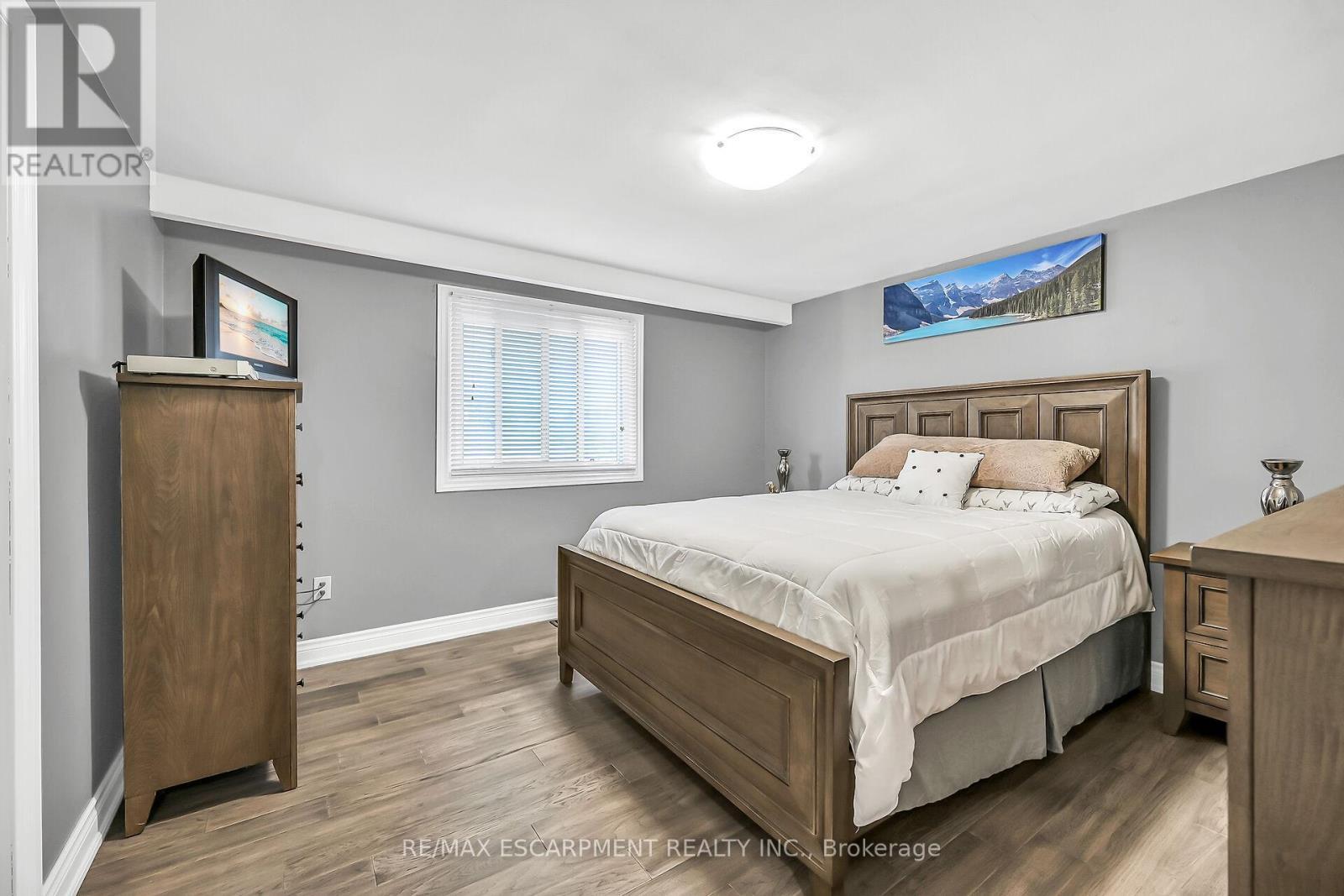 28 Tara Court, Hamilton, ON - Indoor Photo Showing Bedroom