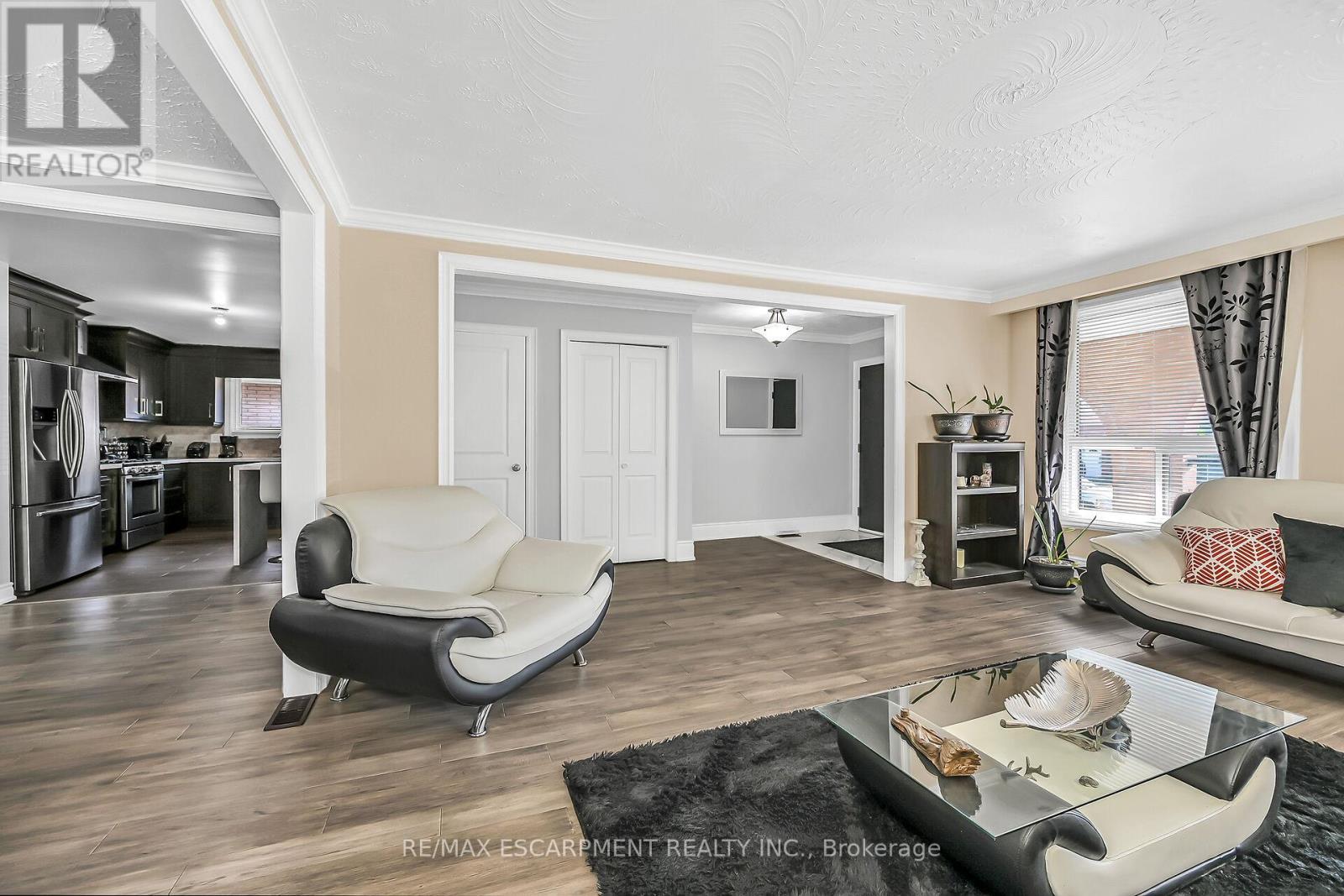 28 Tara Court, Hamilton, ON - Indoor Photo Showing Living Room