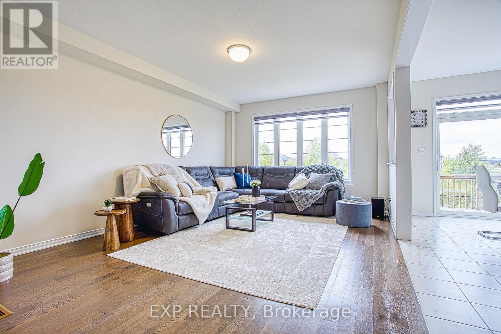 12 Midhurst Heights, Hamilton, ON - Indoor Photo Showing Living Room