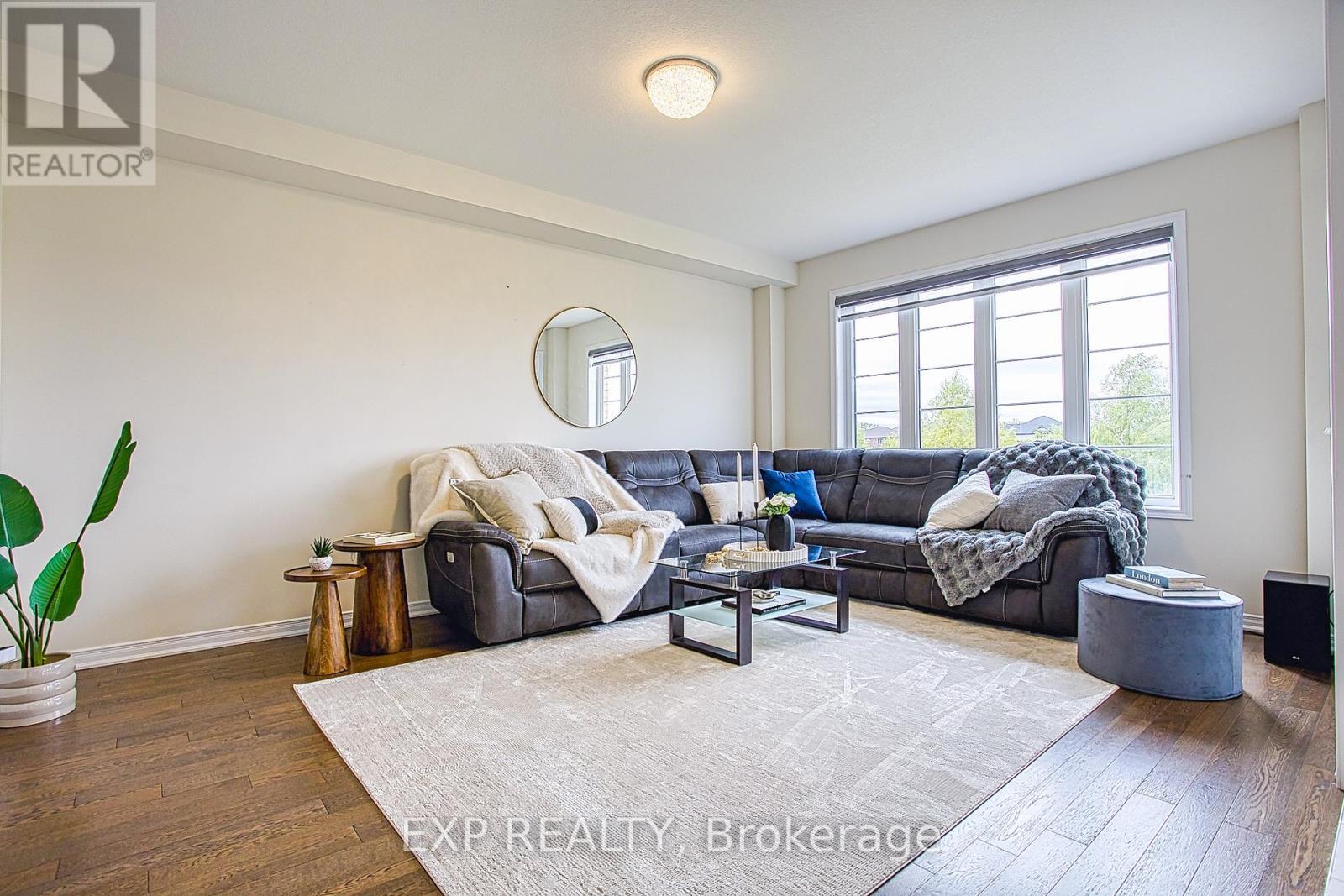12 Midhurst Heights, Hamilton, ON - Indoor Photo Showing Living Room