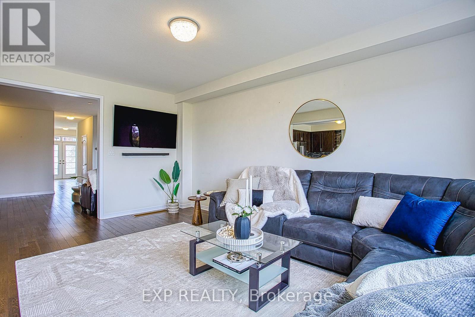 12 Midhurst Heights, Hamilton, ON - Indoor Photo Showing Living Room