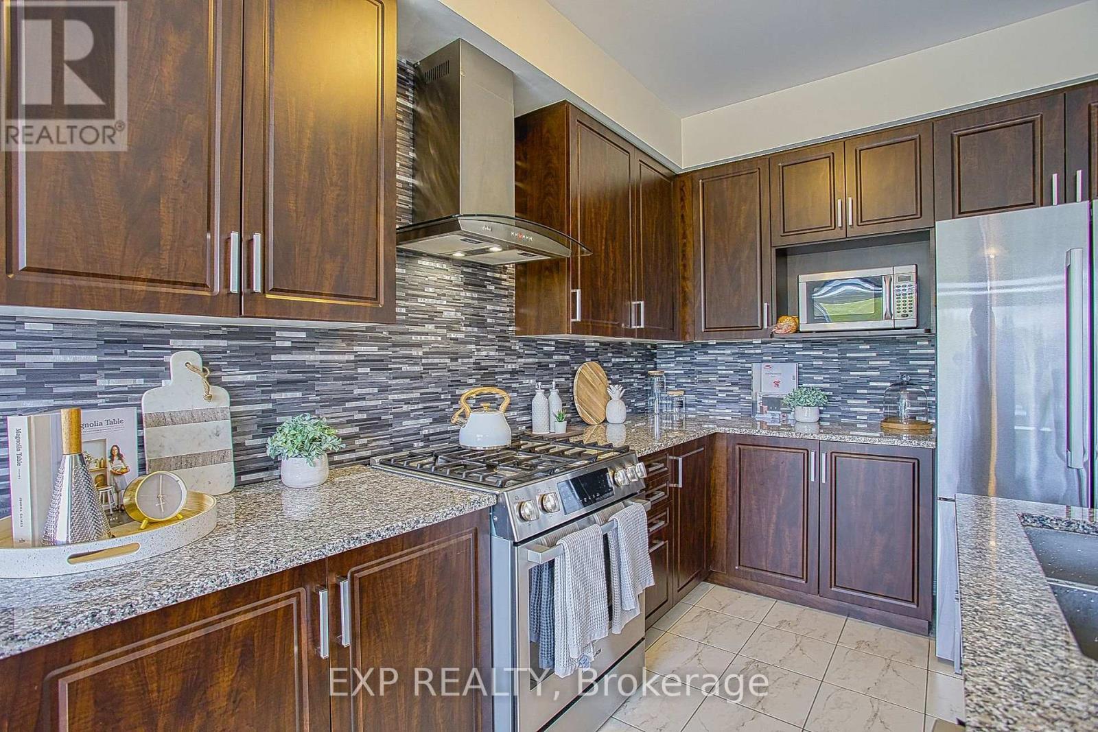 12 Midhurst Heights, Hamilton, ON - Indoor Photo Showing Kitchen With Upgraded Kitchen