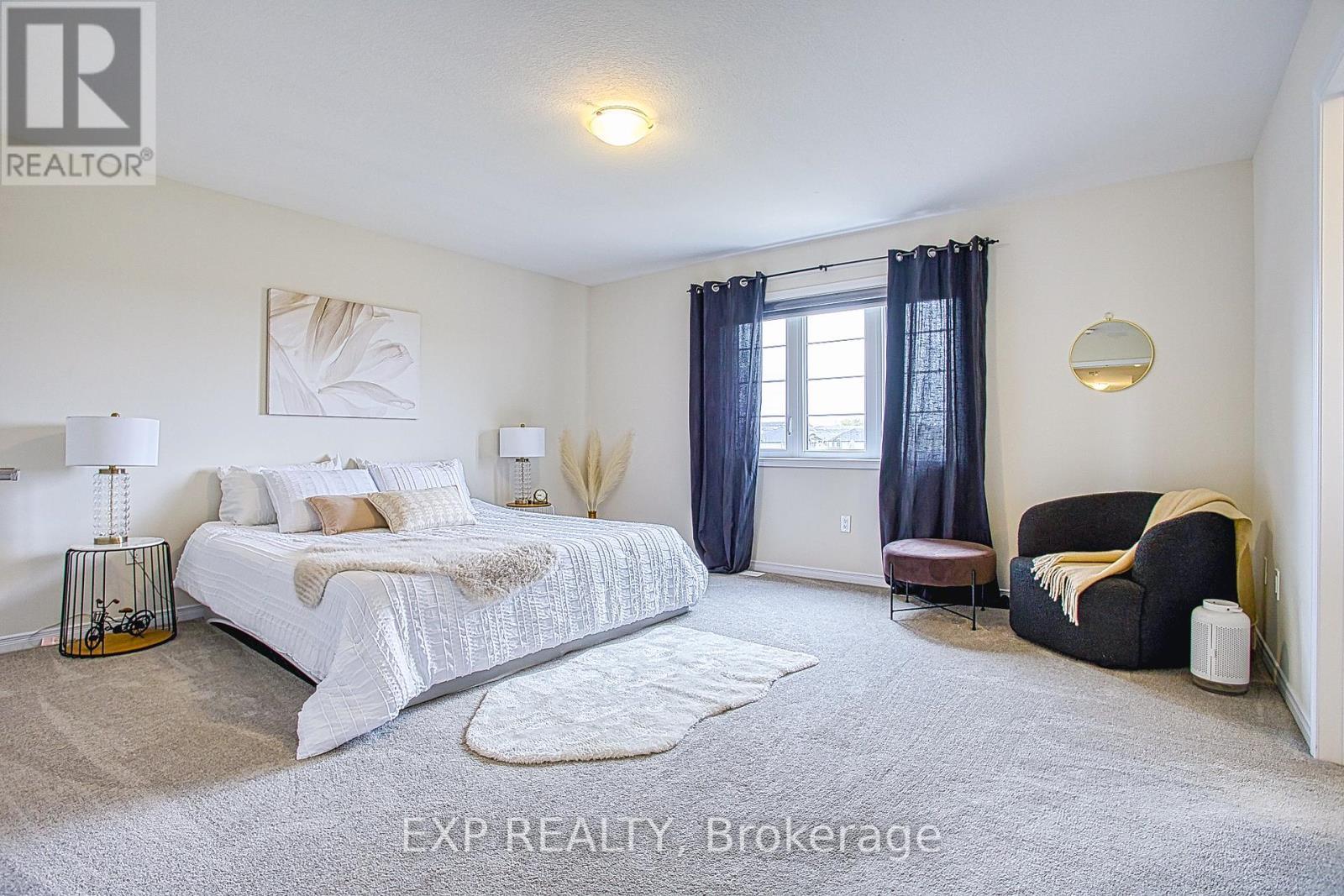 12 Midhurst Heights, Hamilton, ON - Indoor Photo Showing Bedroom
