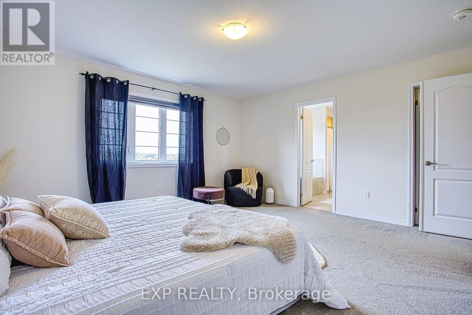 12 Midhurst Heights, Hamilton, ON - Indoor Photo Showing Bedroom