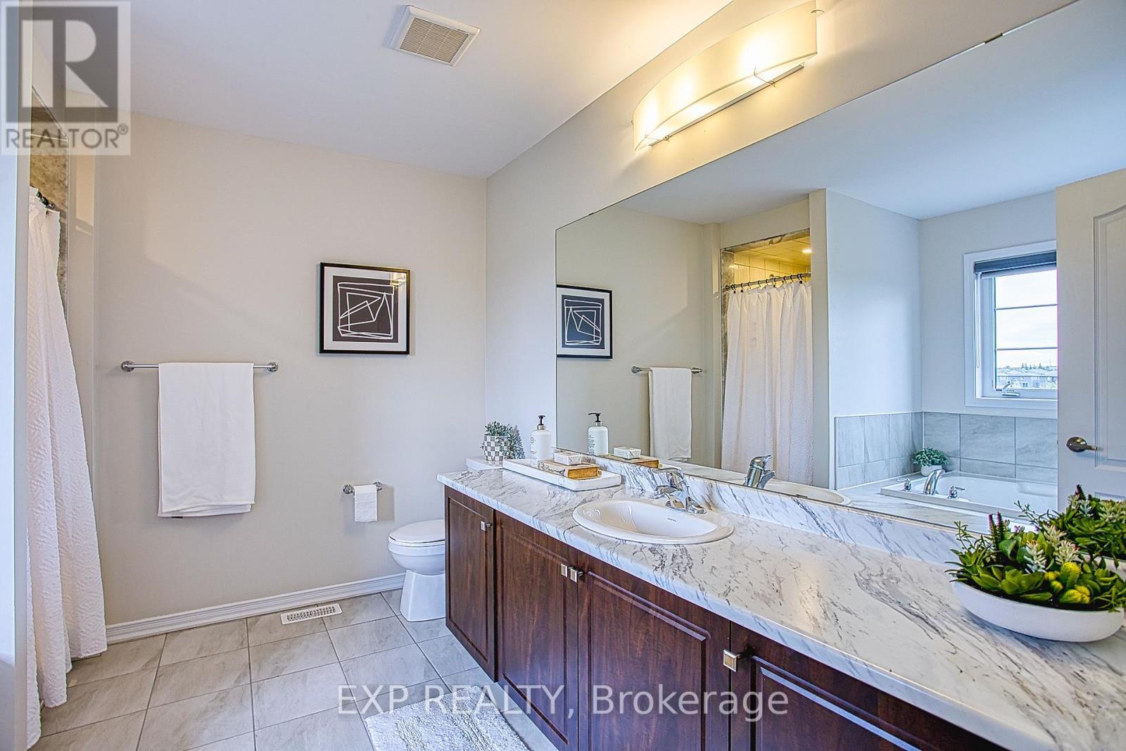 12 Midhurst Heights, Hamilton, ON - Indoor Photo Showing Bathroom