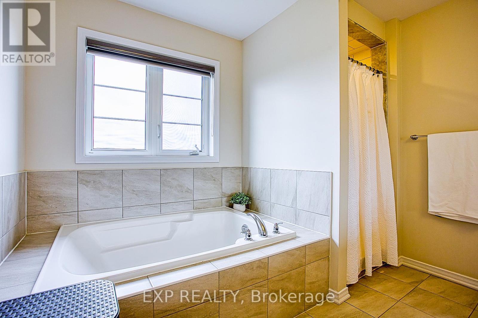 12 Midhurst Heights, Hamilton, ON - Indoor Photo Showing Bathroom