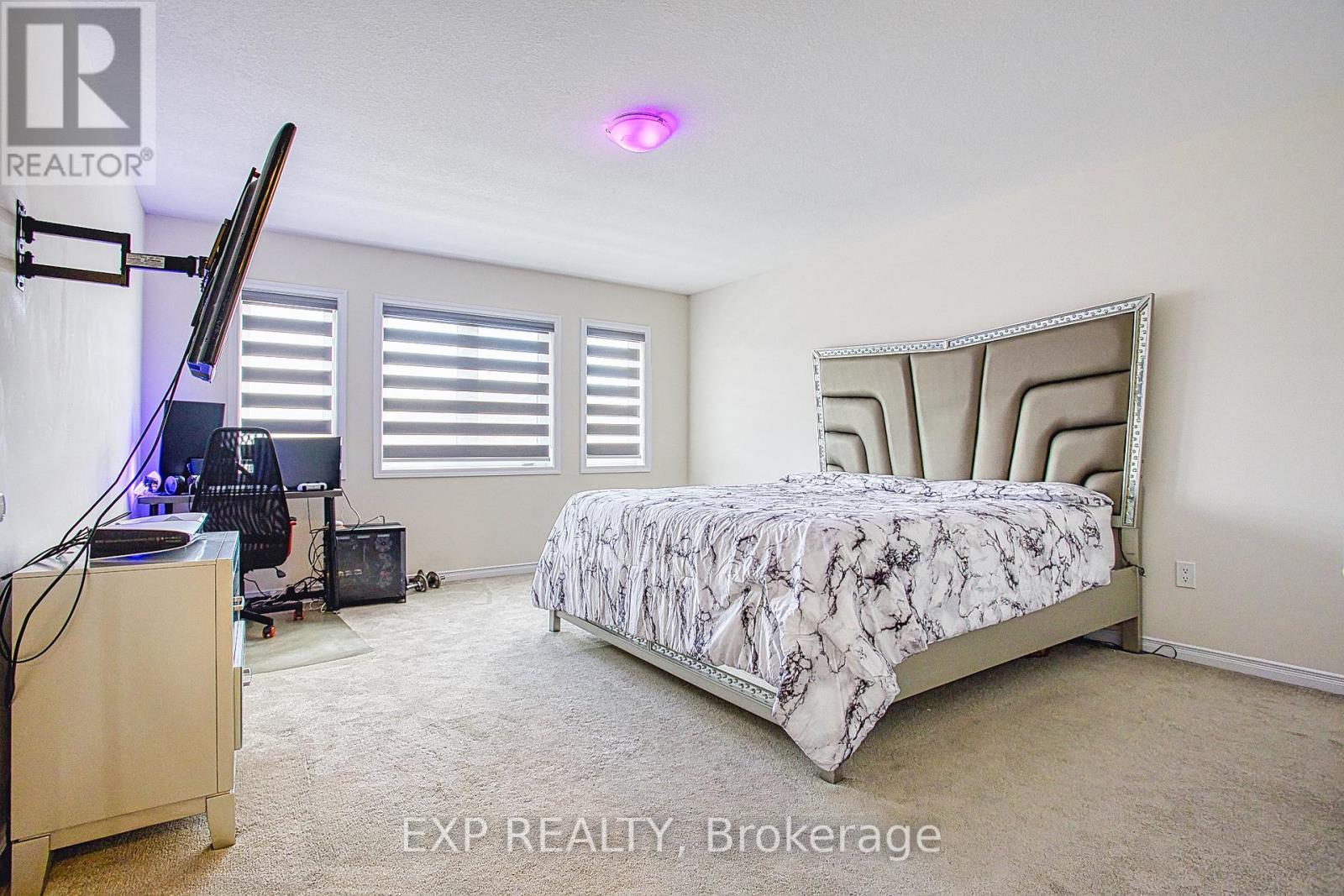 12 Midhurst Heights, Hamilton, ON - Indoor Photo Showing Bedroom