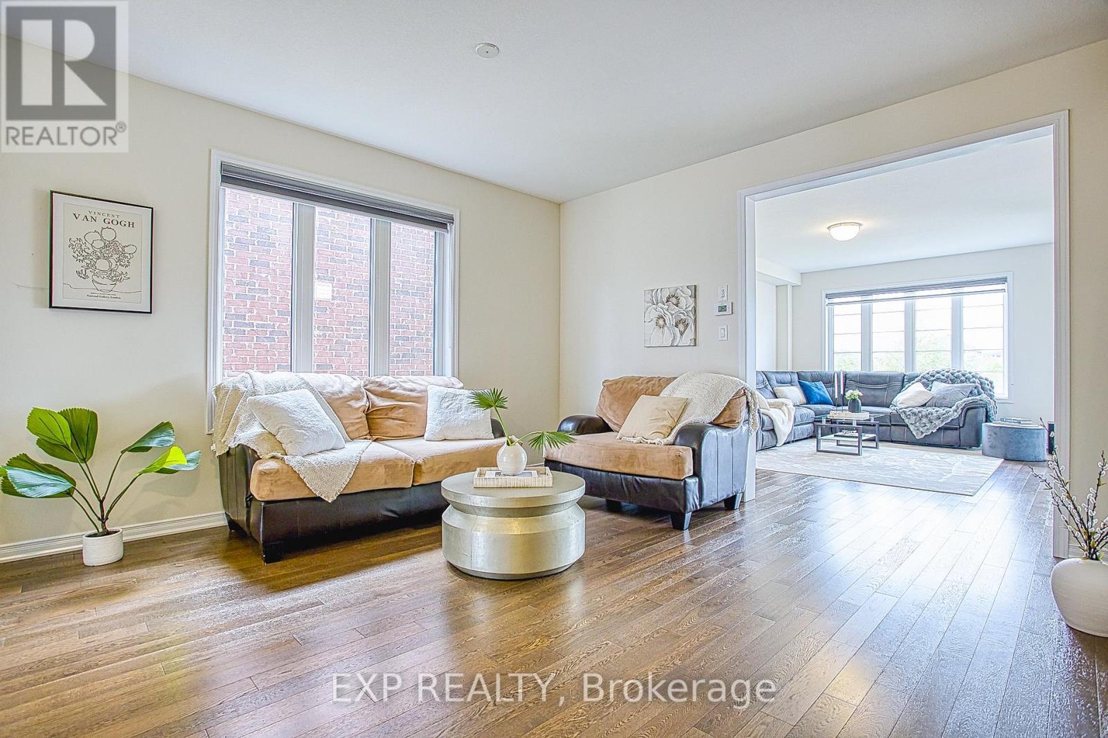 12 Midhurst Heights, Hamilton, ON - Indoor Photo Showing Living Room
