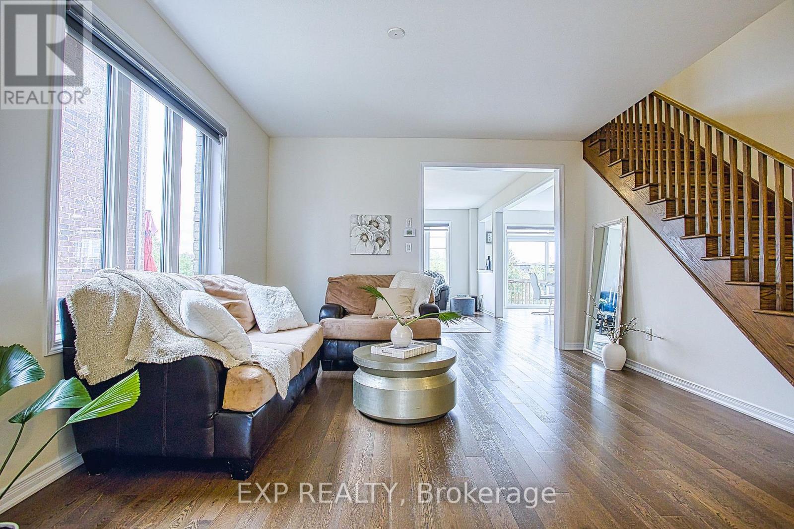 12 Midhurst Heights, Hamilton, ON - Indoor Photo Showing Living Room