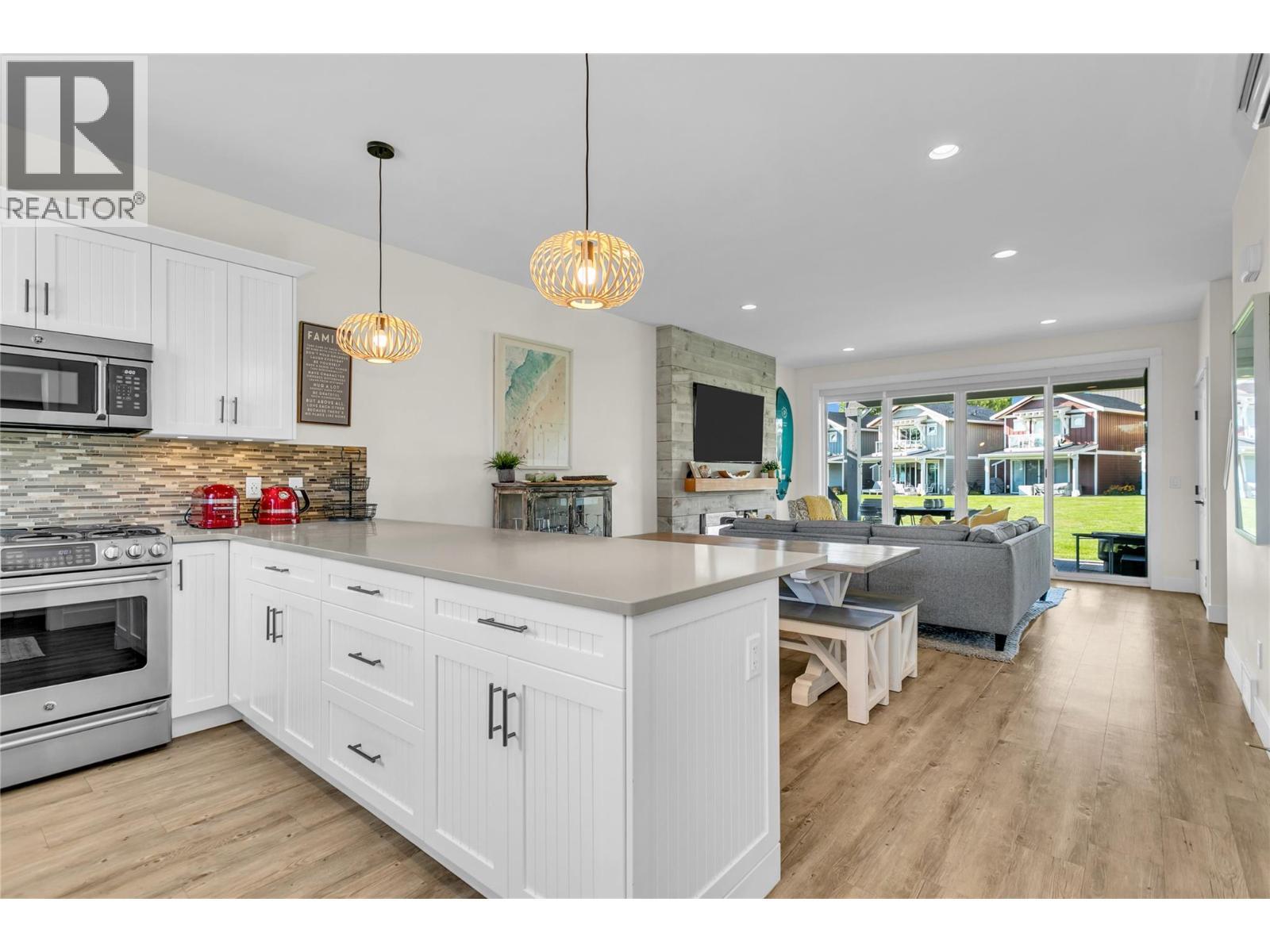 3750 West Bay Road Unit# 9, West Kelowna, BC - Indoor Photo Showing Kitchen With Upgraded Kitchen