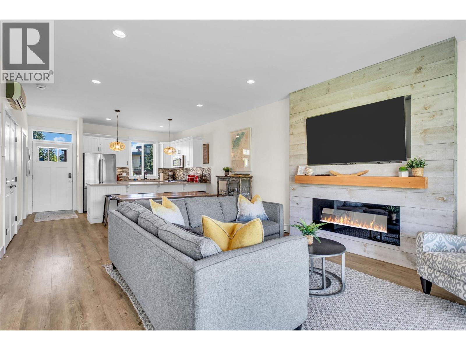 3750 West Bay Road Unit# 9, West Kelowna, BC - Indoor Photo Showing Living Room With Fireplace
