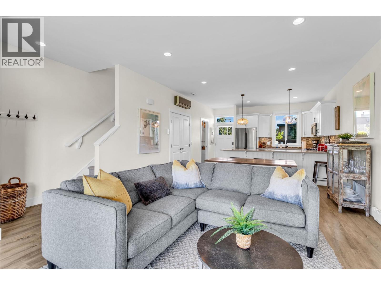 3750 West Bay Road Unit# 9, West Kelowna, BC - Indoor Photo Showing Living Room