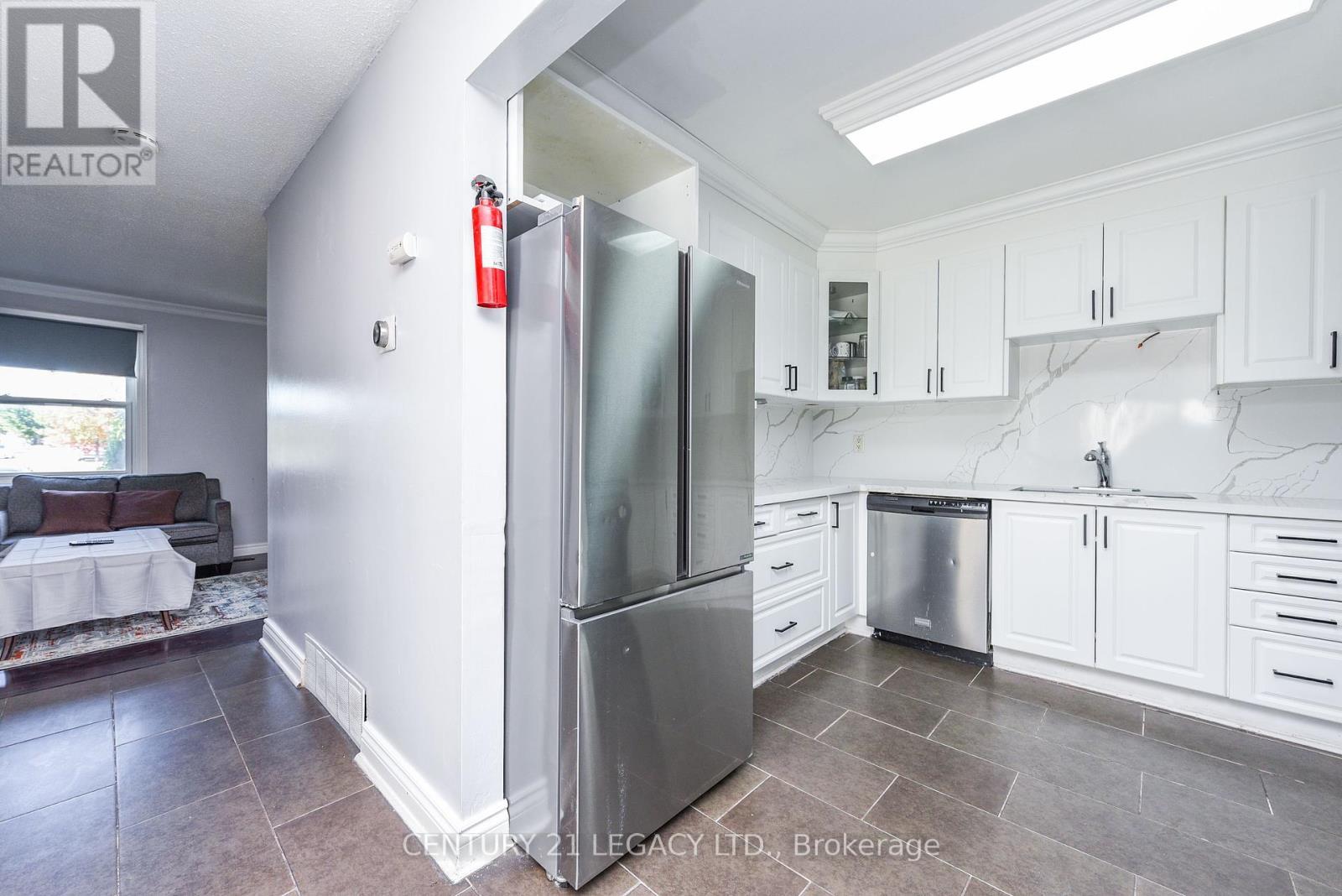 11 Bruce Beer Drive, Brampton, ON - Indoor Photo Showing Kitchen