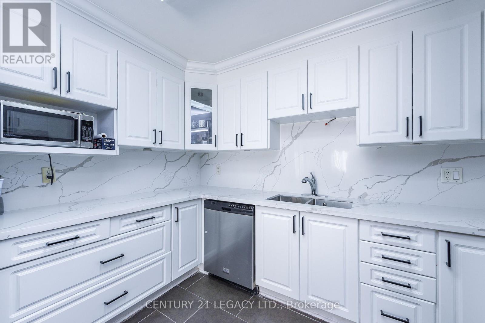 11 Bruce Beer Drive, Brampton, ON - Indoor Photo Showing Kitchen