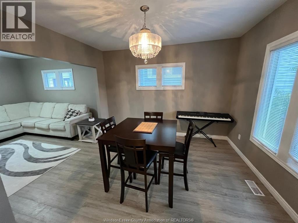 969 Moy Avenue, Windsor, ON - Indoor Photo Showing Dining Room