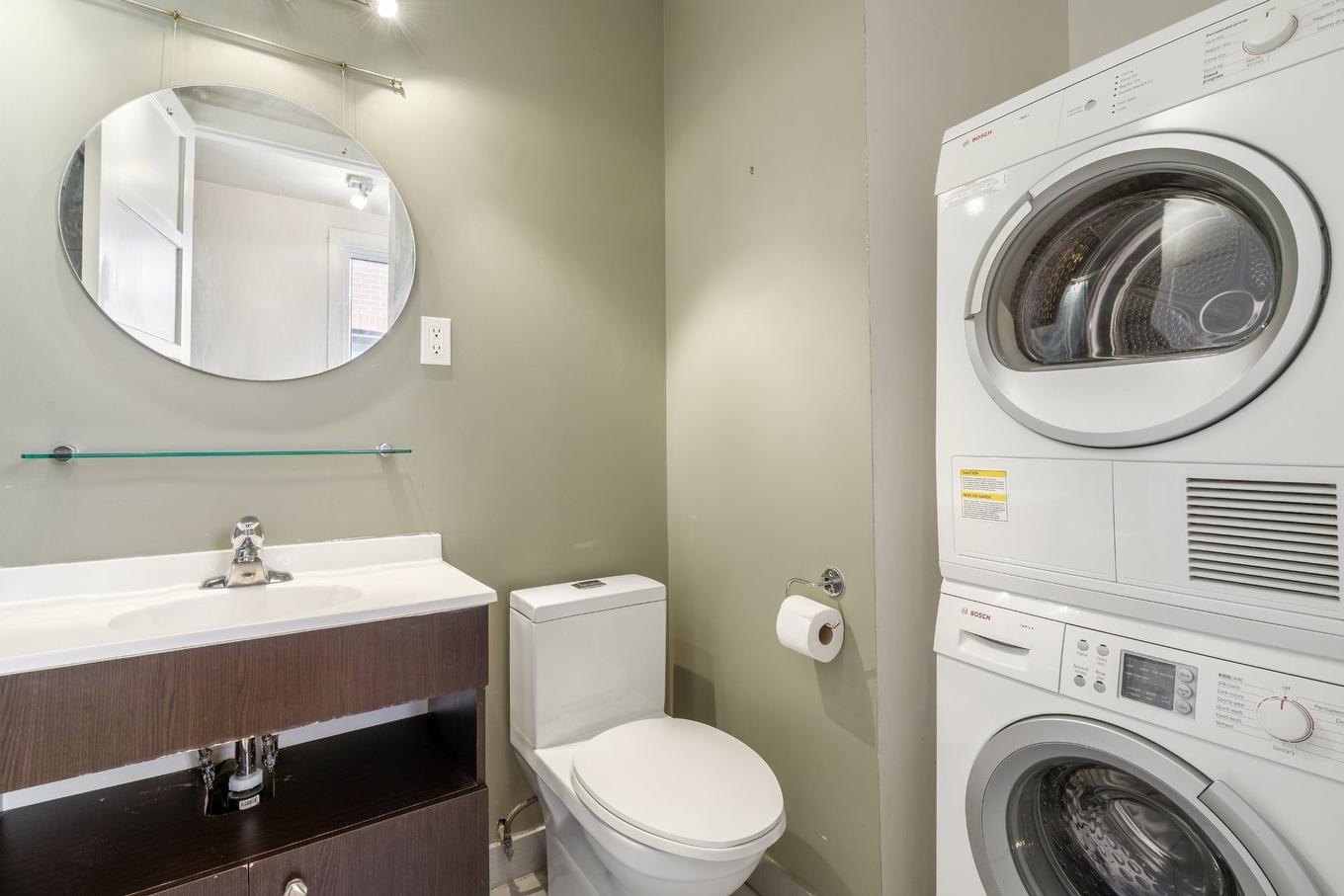 Bathroom - 4076 Av. Coloniale, Montréal (Le Plateau-Mont-Royal), QC - Indoor Photo Showing Laundry Room