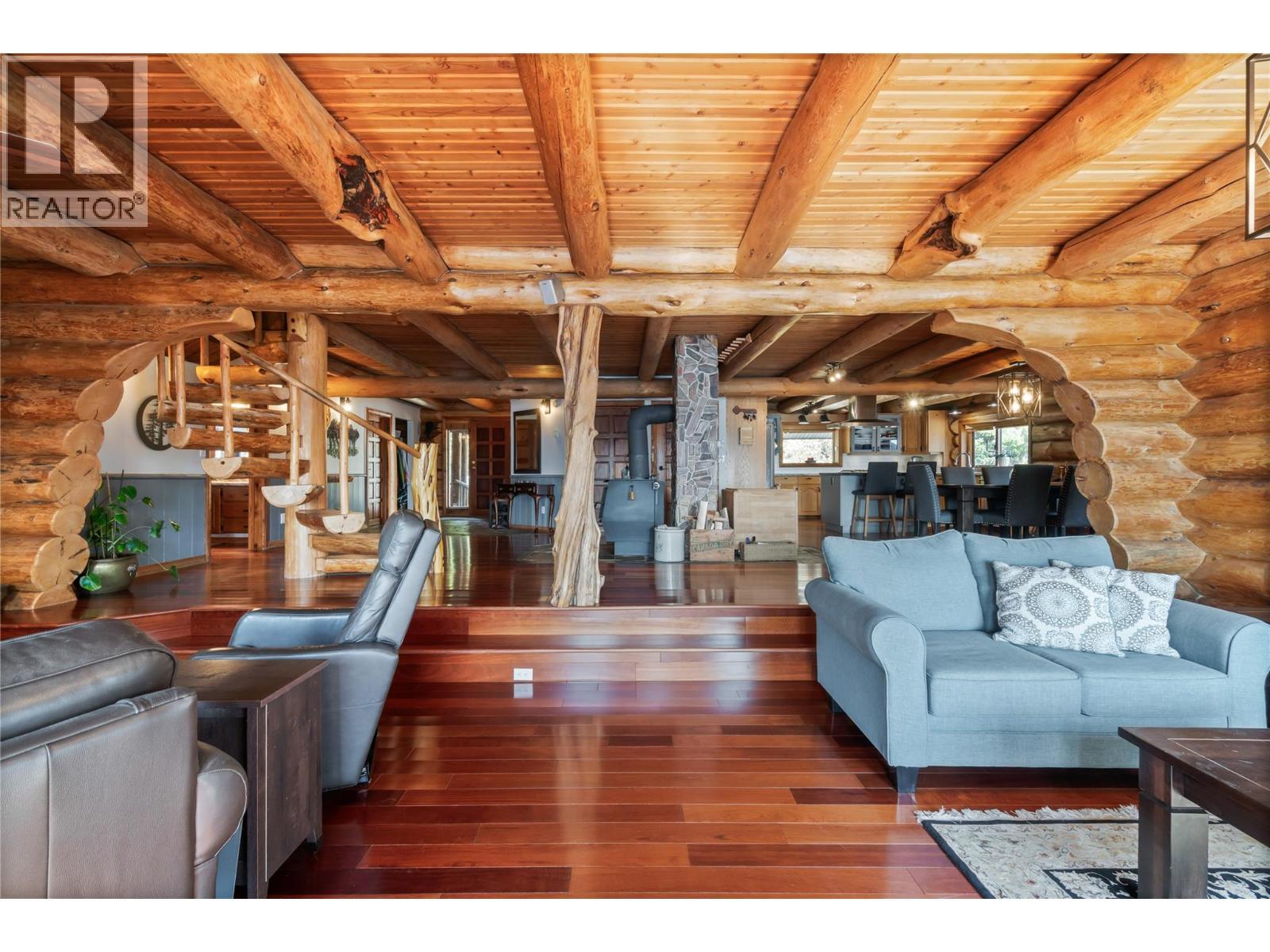 4878 Leopold Road, Celista, BC - Indoor Photo Showing Living Room