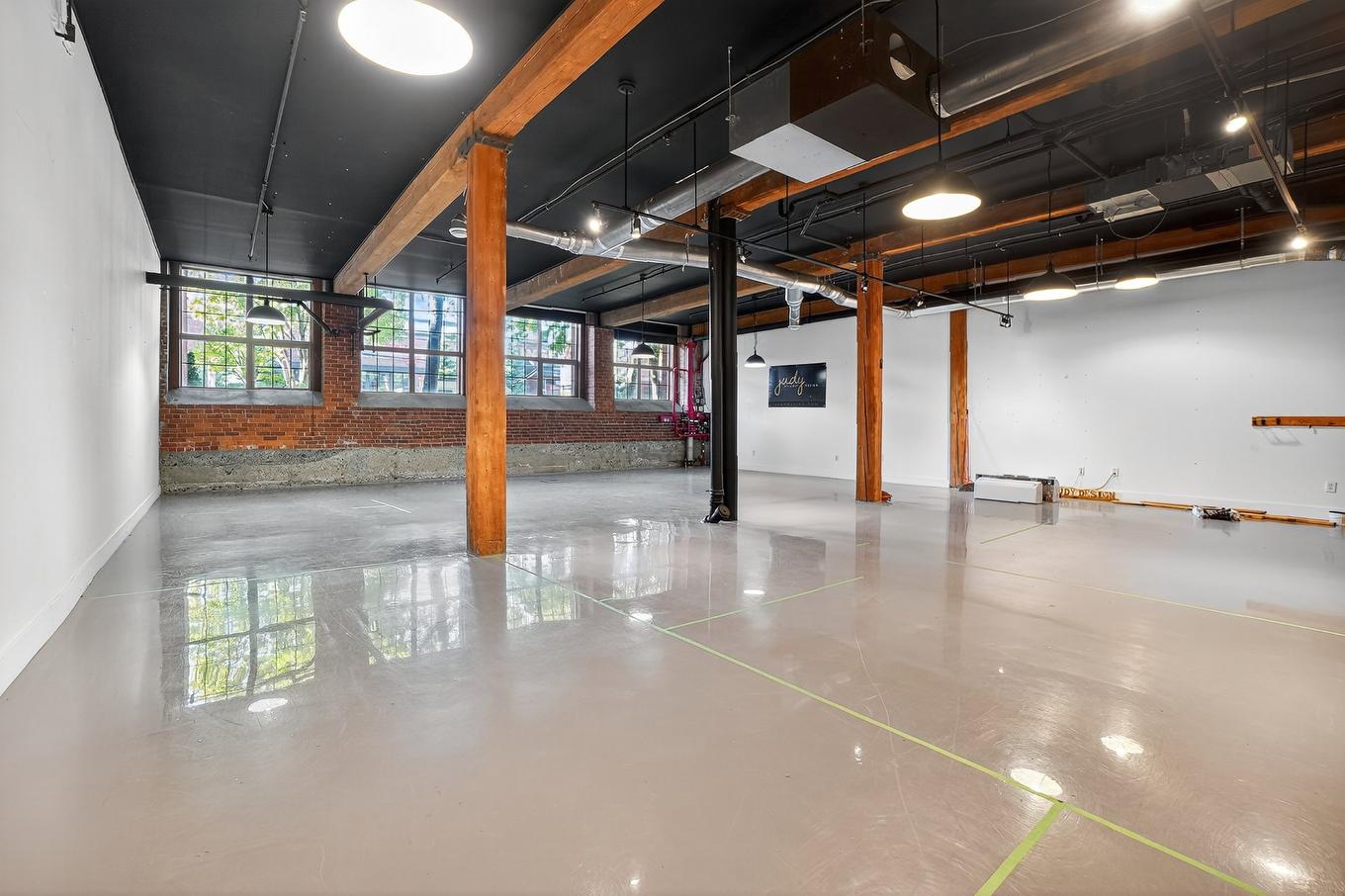 Commerce - 104-201 Rue St-Louis, Saint-Marcel-De-Richelieu, QC - Indoor Photo Showing Other Room