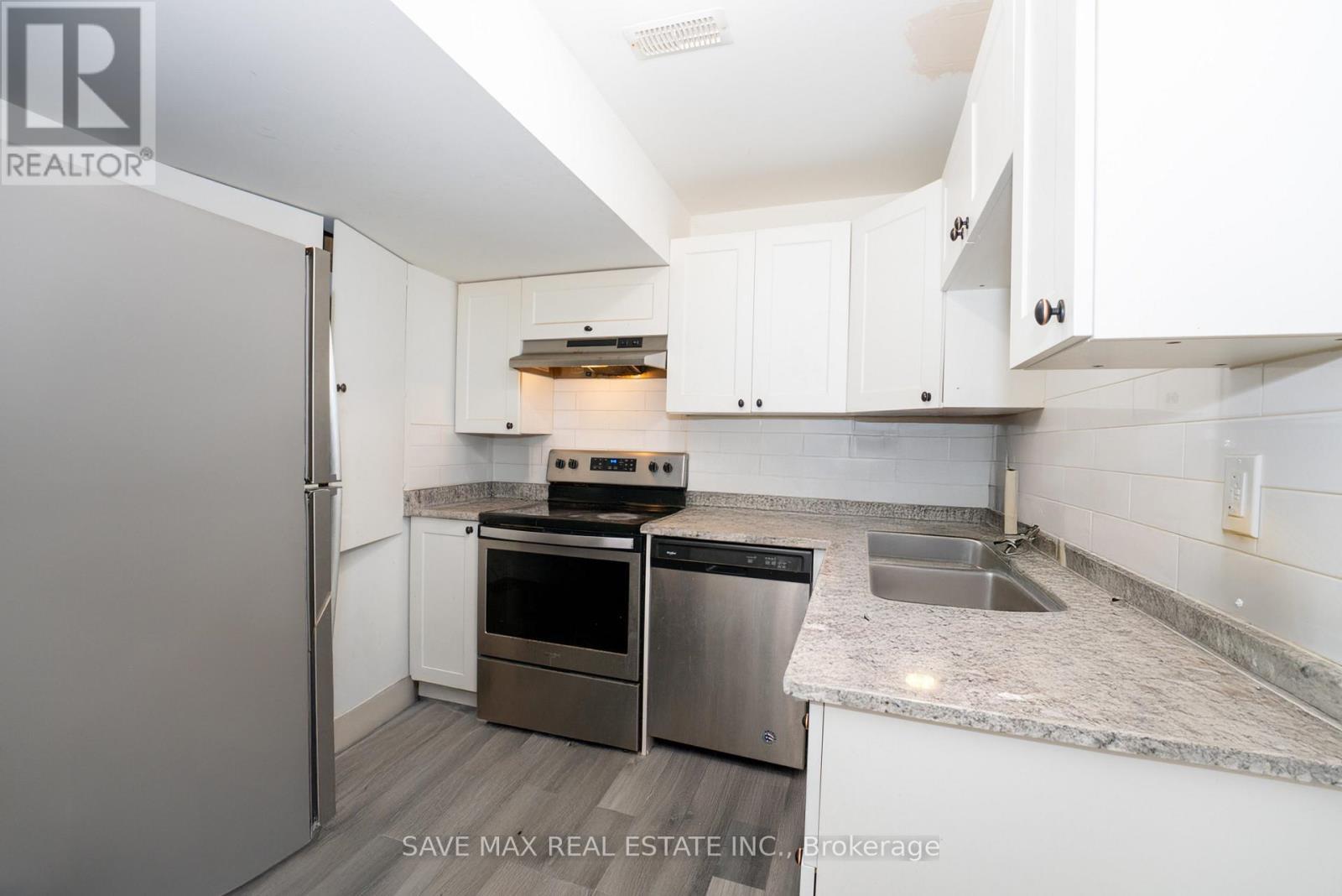 66 Geranium Crescent, Brampton, ON - Indoor Photo Showing Kitchen With Double Sink