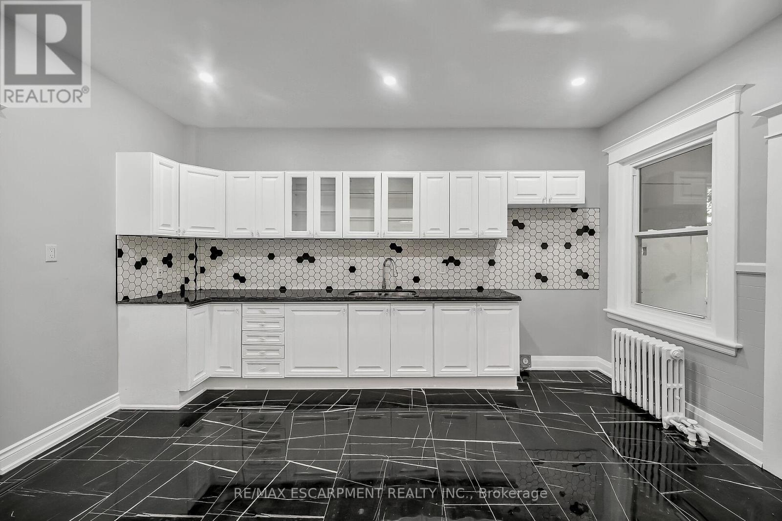 172 Sherman Avenue S, Hamilton, ON - Indoor Photo Showing Kitchen