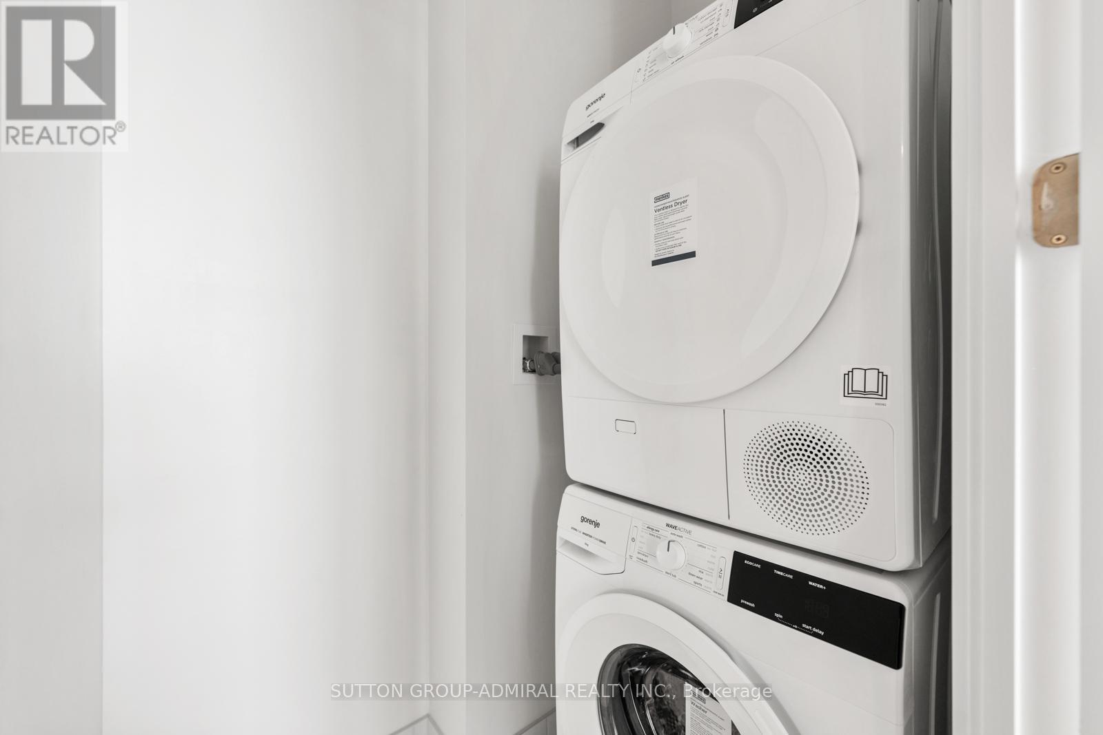 2110 - 195 Commerce Street, Vaughan, ON - Indoor Photo Showing Laundry Room