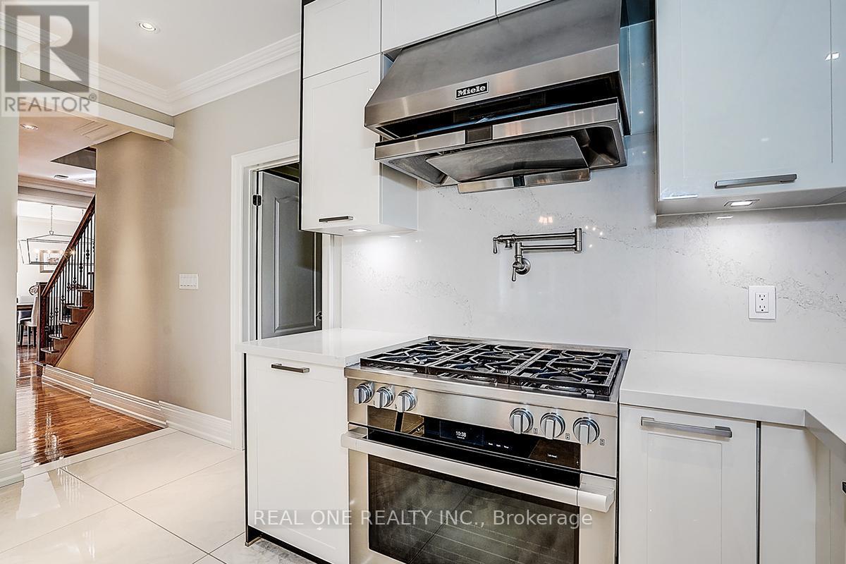 19 Anglin Drive, Richmond Hill, ON - Indoor Photo Showing Kitchen