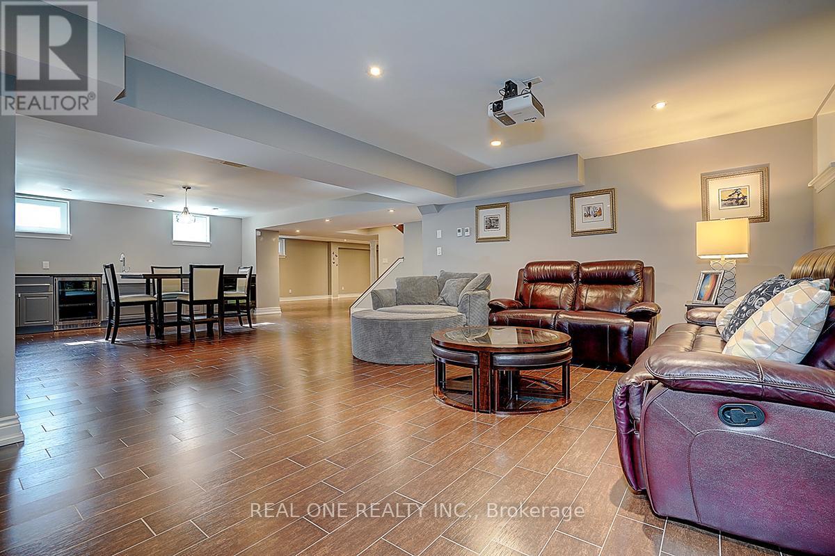 19 Anglin Drive, Richmond Hill, ON - Indoor Photo Showing Living Room