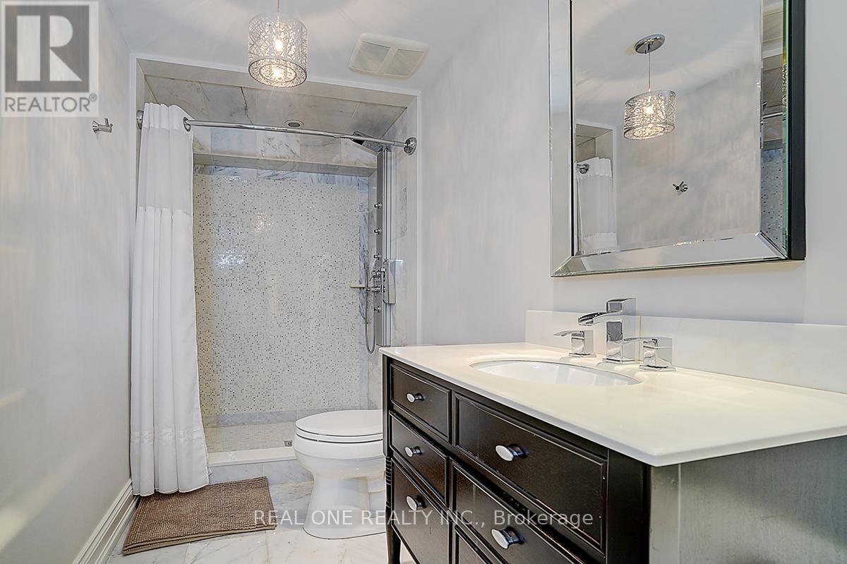 19 Anglin Drive, Richmond Hill, ON - Indoor Photo Showing Bathroom