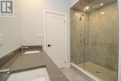 5 PC ENSUITE -