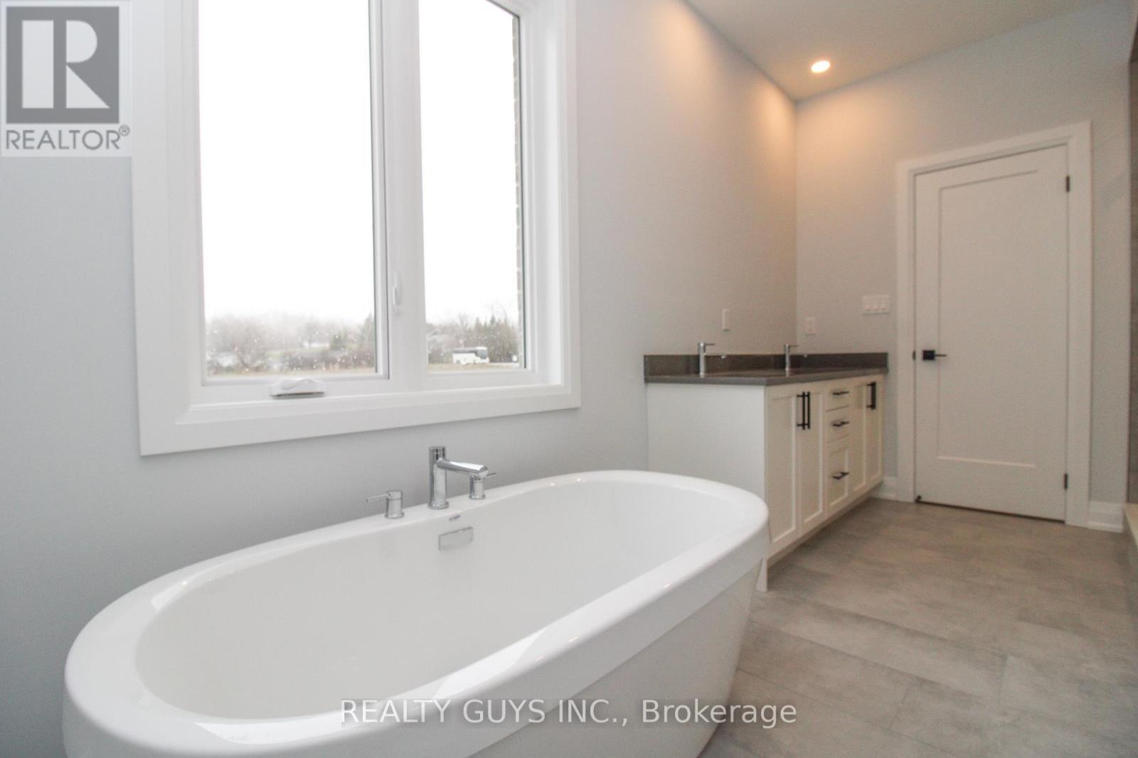 5 PC ENSUITE - 2418 Gwendolyn Court, Cavan Monaghan (Cavan Twp), ON - Indoor Photo Showing Bathroom