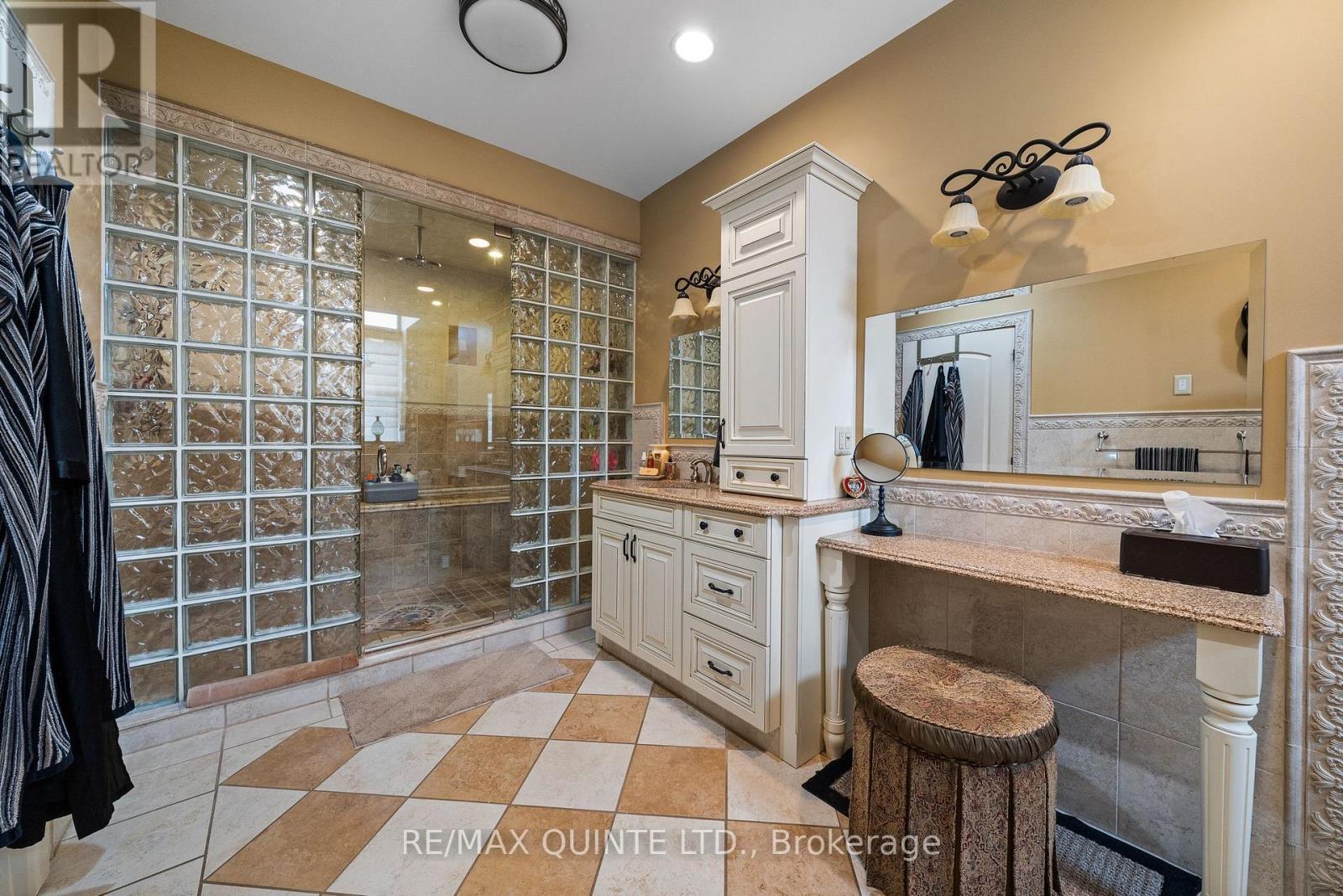 7 Pc Ensuite with steam shower - 229 Main Street, Prince Edward County (Picton), ON - Indoor Photo Showing Bathroom