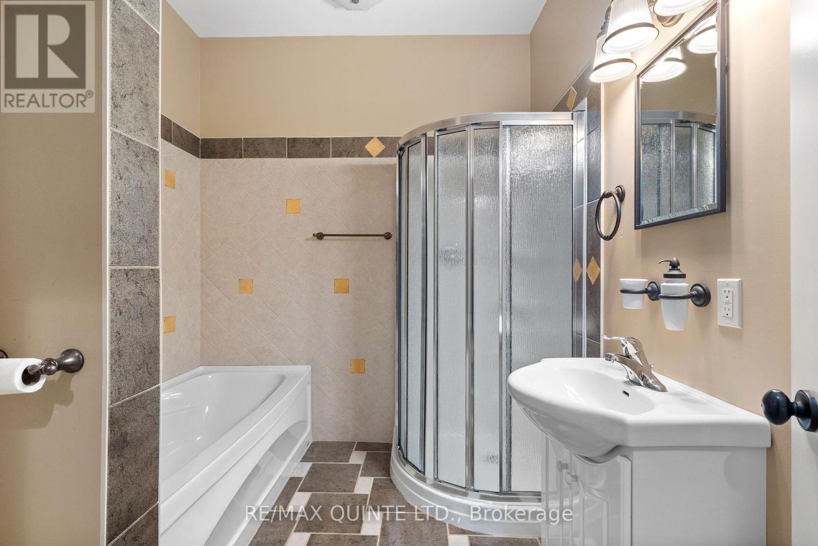 Granny Suite/Rental - bathroom - 229 Main Street, Prince Edward County (Picton), ON - Indoor Photo Showing Bathroom