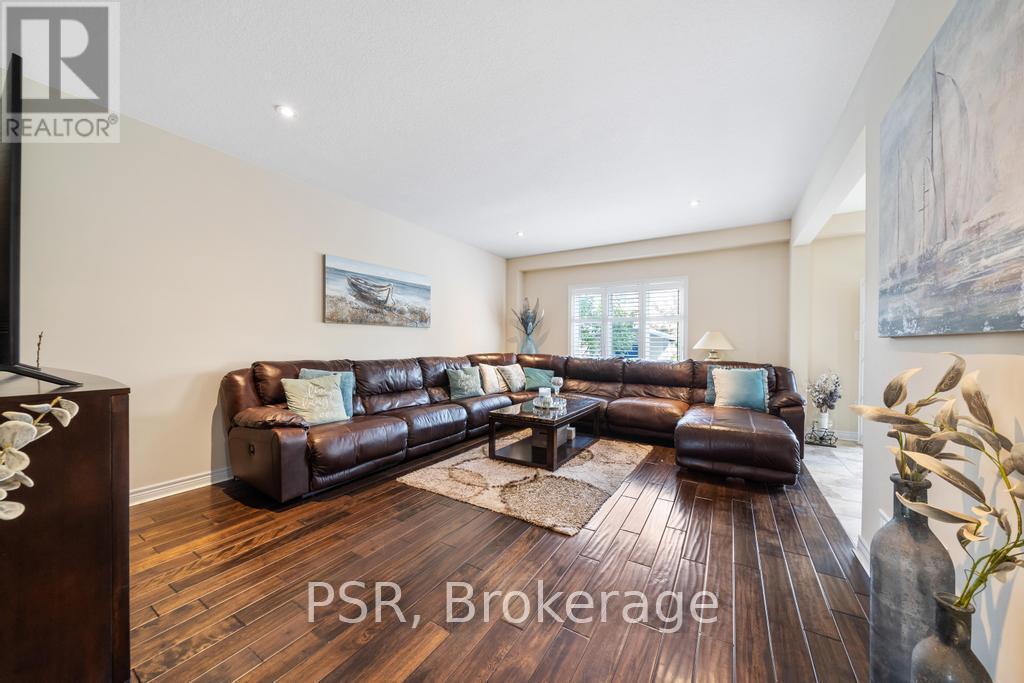 514 Old Mud Street, Hamilton, ON - Indoor Photo Showing Living Room