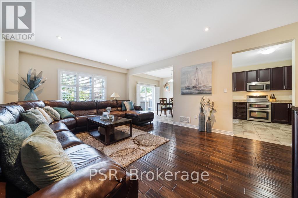 514 Old Mud Street, Hamilton, ON - Indoor Photo Showing Living Room