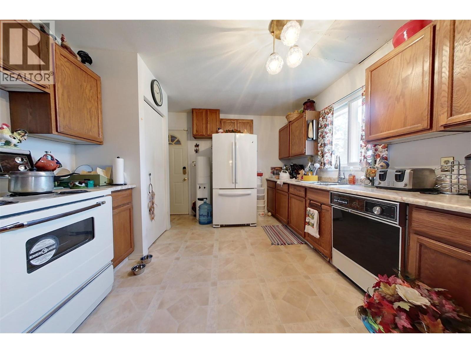 189 310Th Avenue, Marysville, BC - Indoor Photo Showing Kitchen