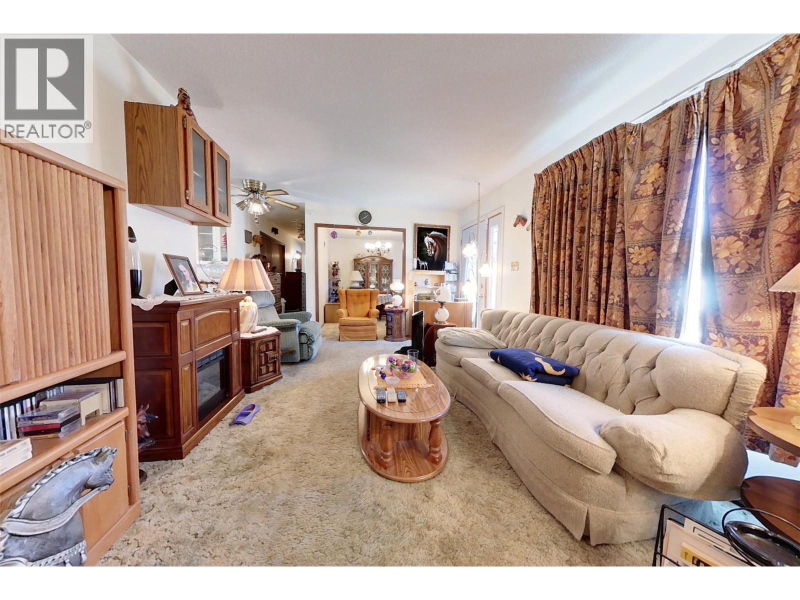189 310Th Avenue, Marysville, BC - Indoor Photo Showing Living Room